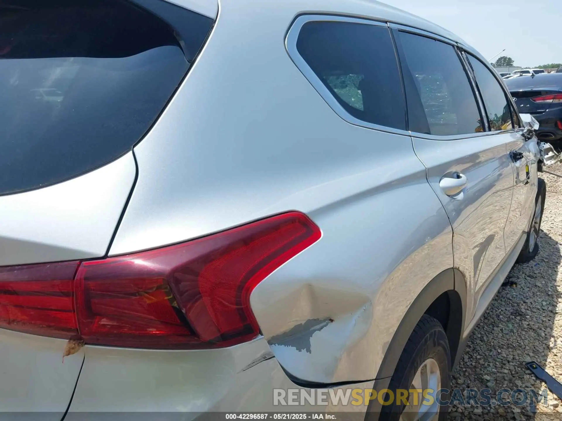 4 Photograph of a damaged car 5NMS33AD3KH009376 HYUNDAI SANTA FE 2019