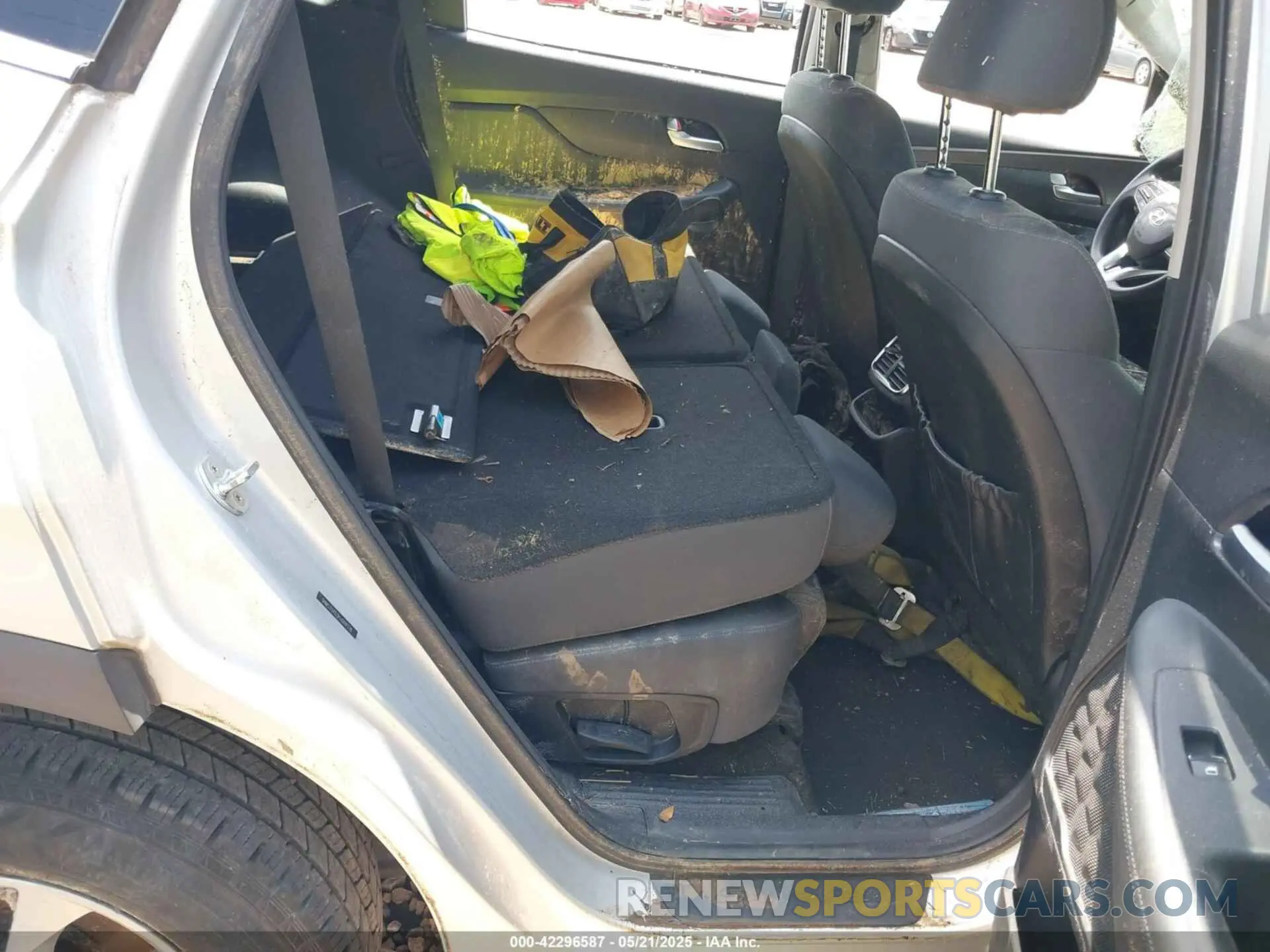 8 Photograph of a damaged car 5NMS33AD3KH009376 HYUNDAI SANTA FE 2019