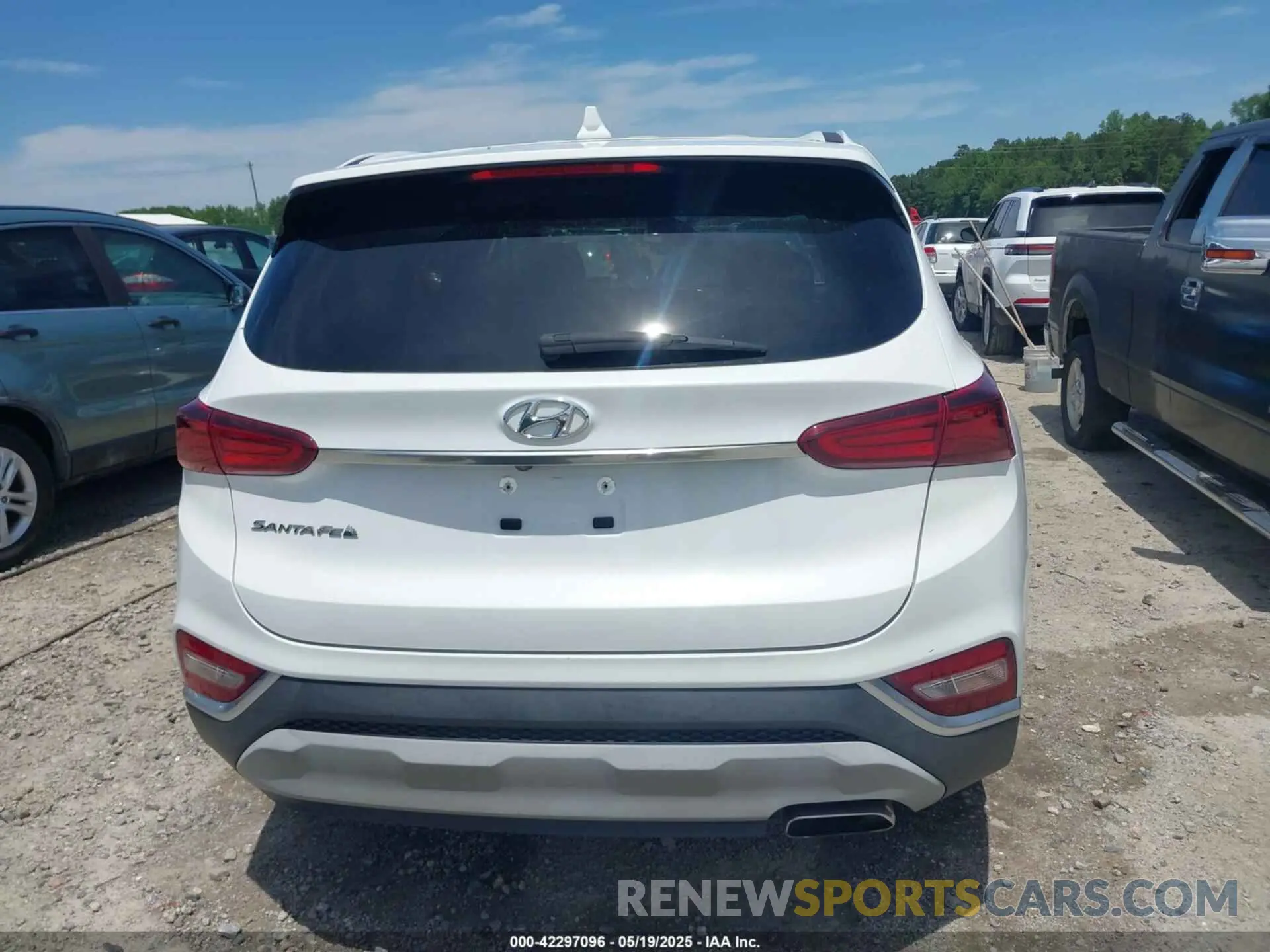 17 Photograph of a damaged car 5NMS33AD3KH035346 HYUNDAI SANTA FE 2019