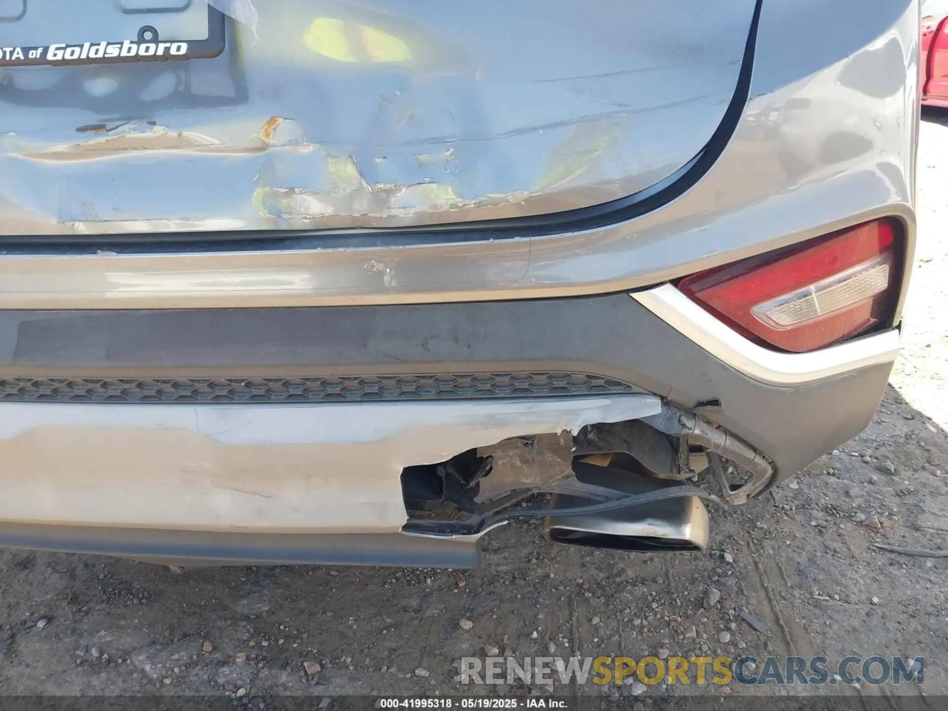 17 Photograph of a damaged car 5NMS33AD5KH048440 HYUNDAI SANTA FE 2019