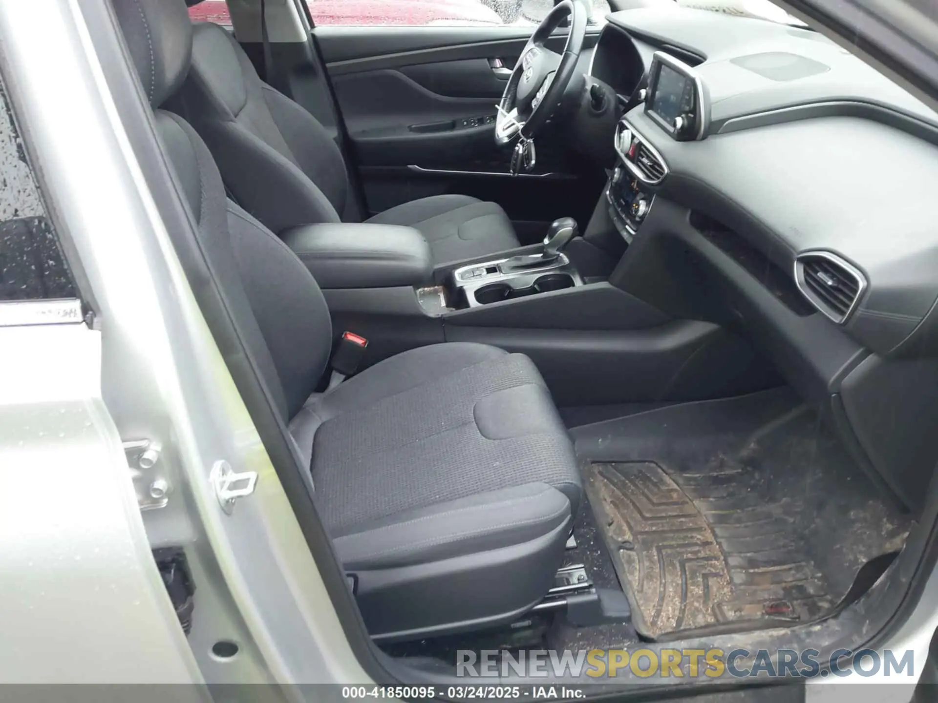 5 Photograph of a damaged car 5NMS3CAD0KH023977 HYUNDAI SANTA FE 2019