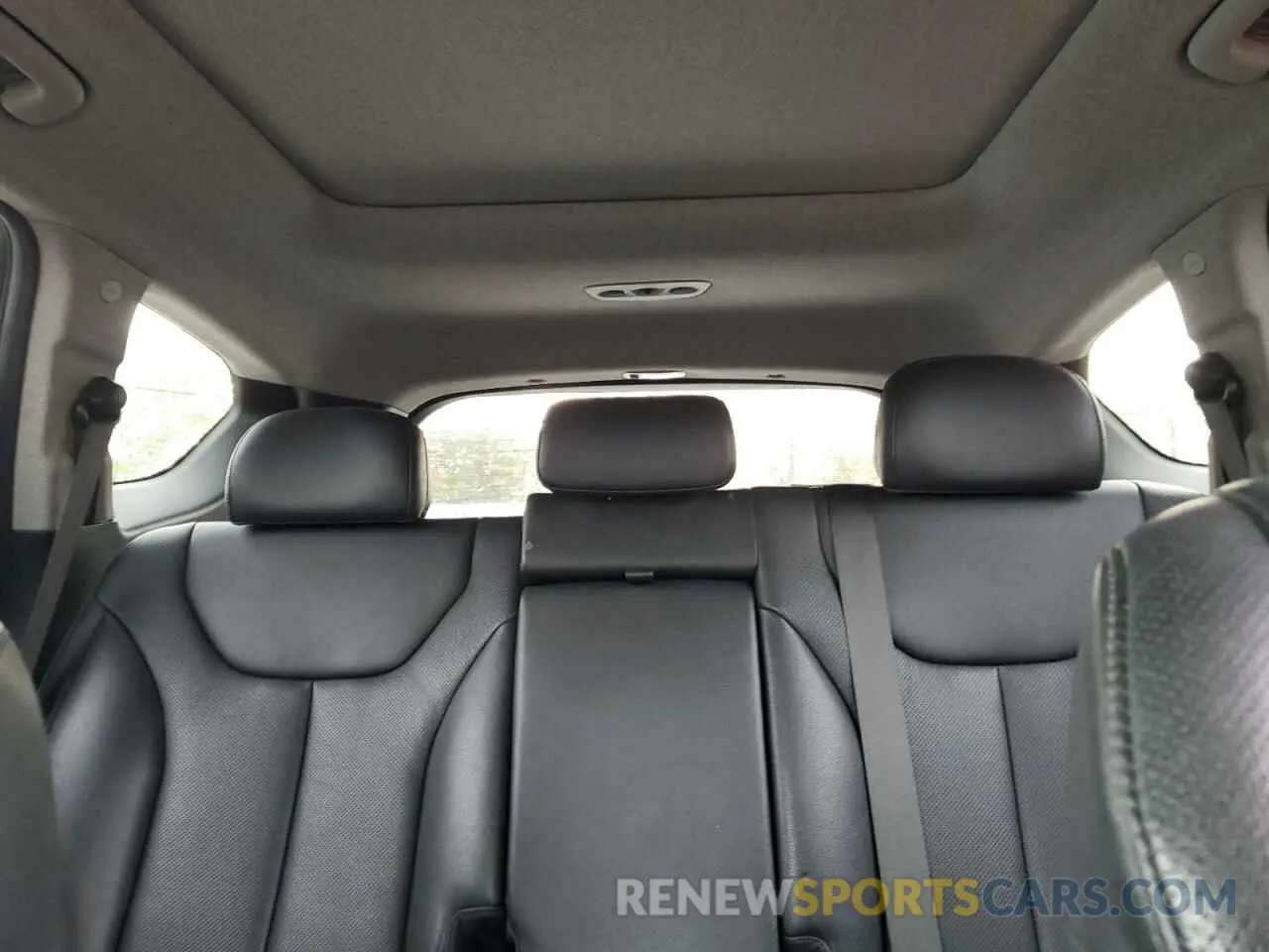 10 Photograph of a damaged car 5NMS53AA0KH111492 HYUNDAI SANTA FE 2019