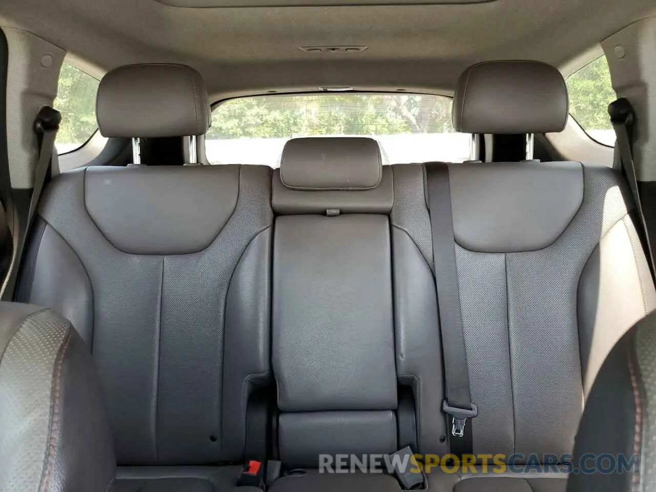 10 Photograph of a damaged car 5NMS53AA1KH033837 HYUNDAI SANTA FE 2019