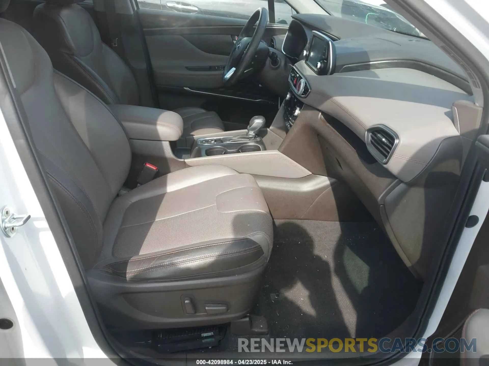 5 Photograph of a damaged car 5NMS53AD9KH028668 HYUNDAI SANTA FE 2019