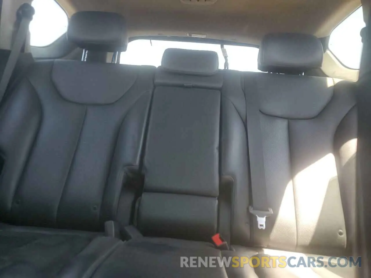10 Photograph of a damaged car 5NMS5CAA0KH016737 HYUNDAI SANTA FE 2019
