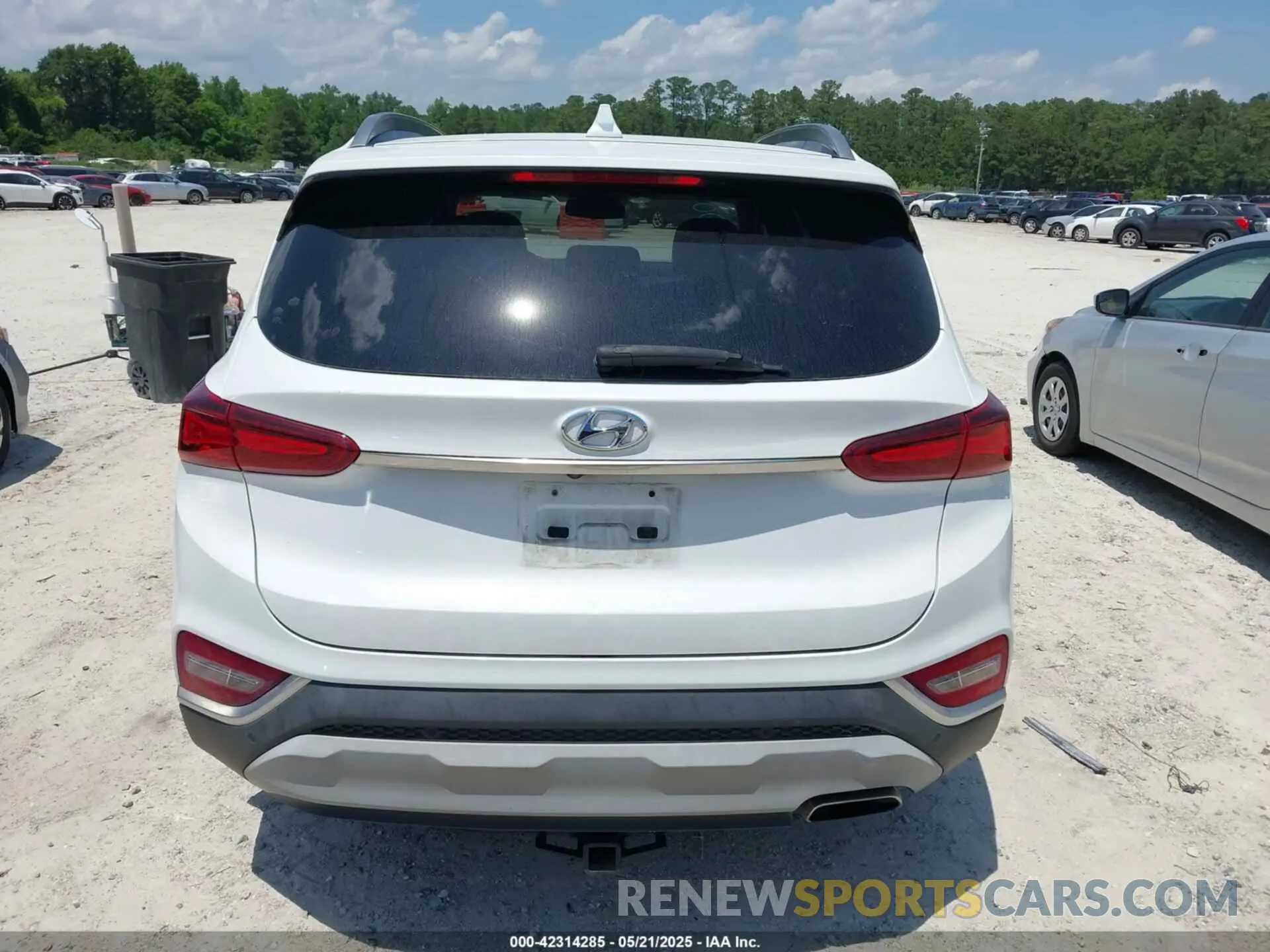 16 Photograph of a damaged car 5NMS5CAA1KH136238 HYUNDAI SANTA FE 2019