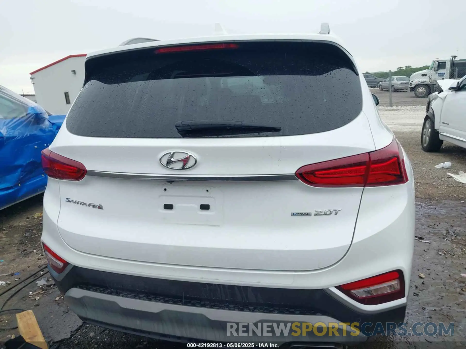 17 Photograph of a damaged car 5NMS5CAA4KH040376 HYUNDAI SANTA FE 2019
