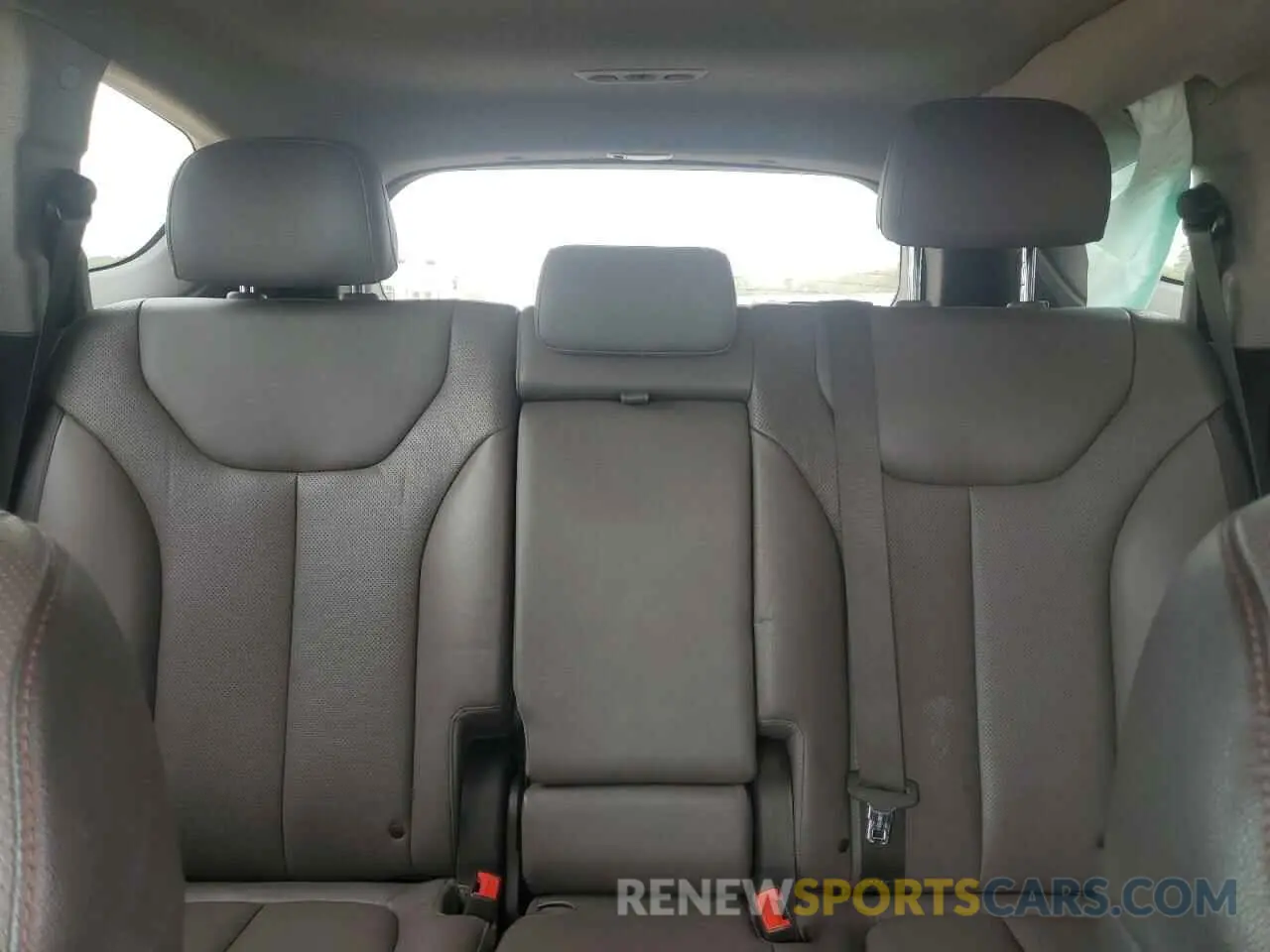 10 Photograph of a damaged car 5NMS5CAAXKH018883 HYUNDAI SANTA FE 2019