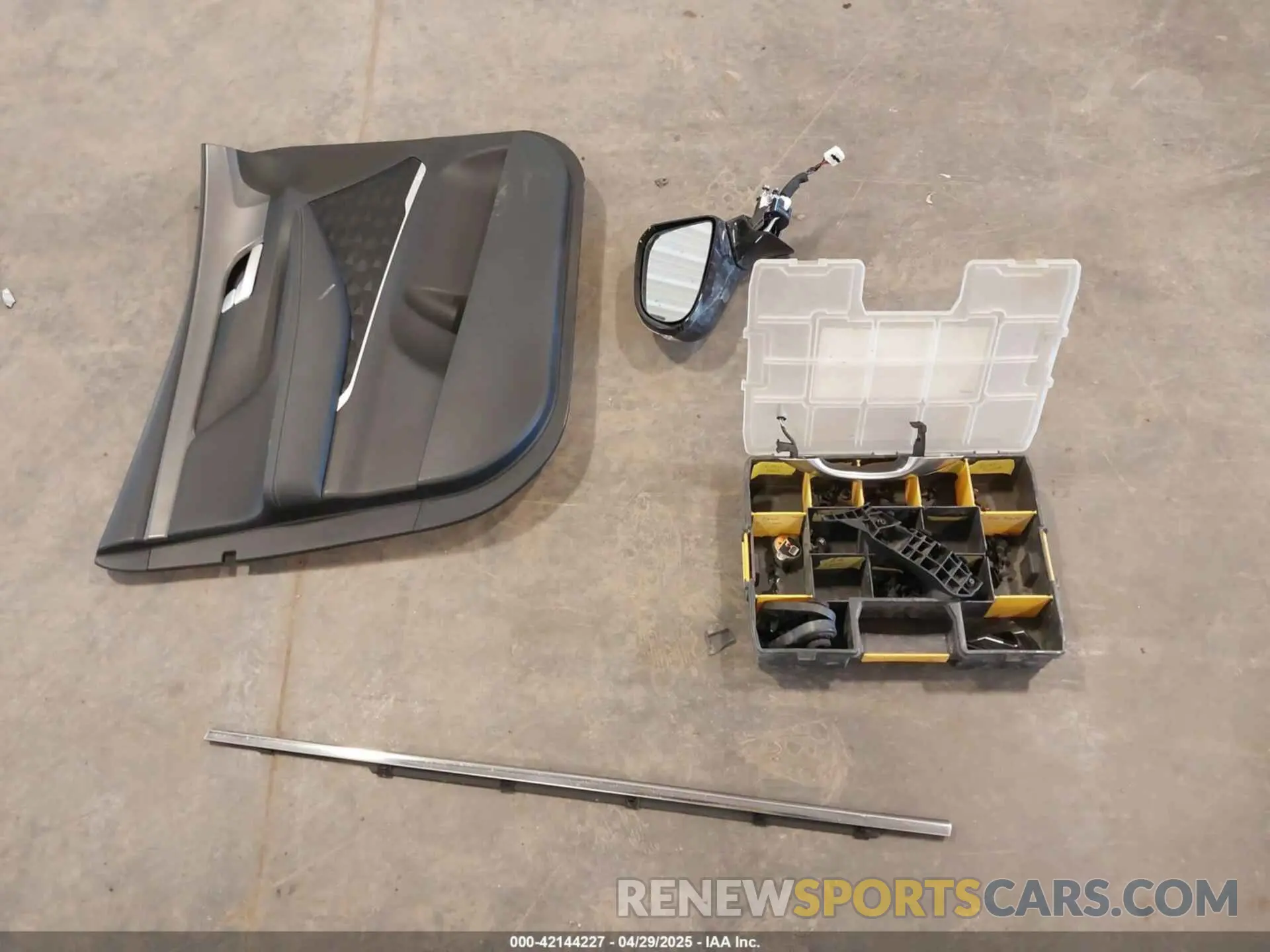 12 Photograph of a damaged car 5NMS5CAD2KH130605 HYUNDAI SANTA FE 2019