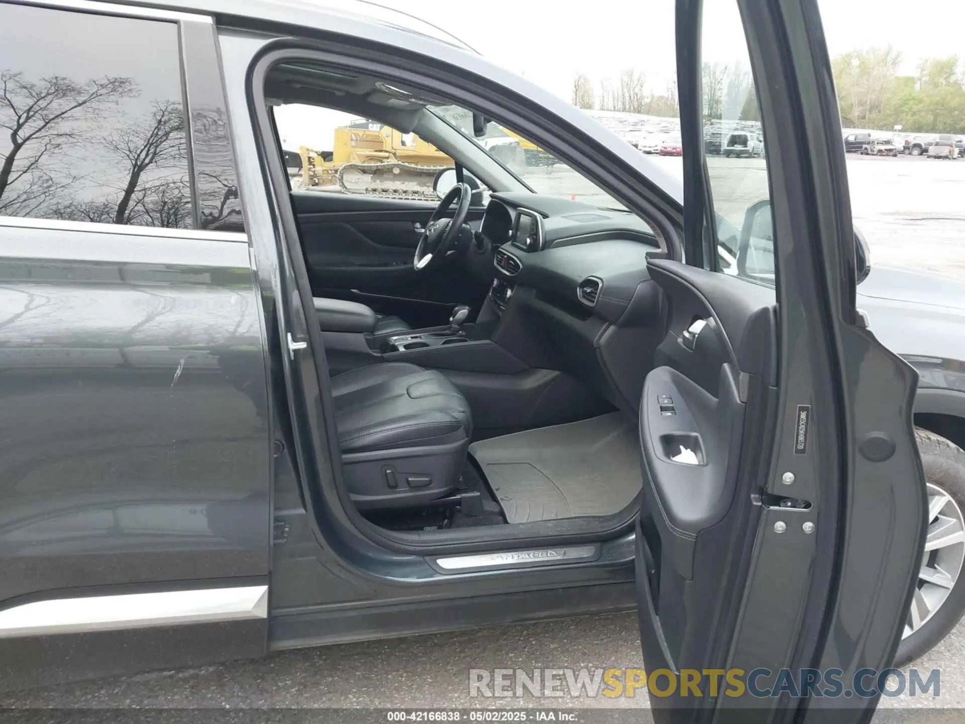 5 Photograph of a damaged car 5NMS5CAD5KH065720 HYUNDAI SANTA FE 2019