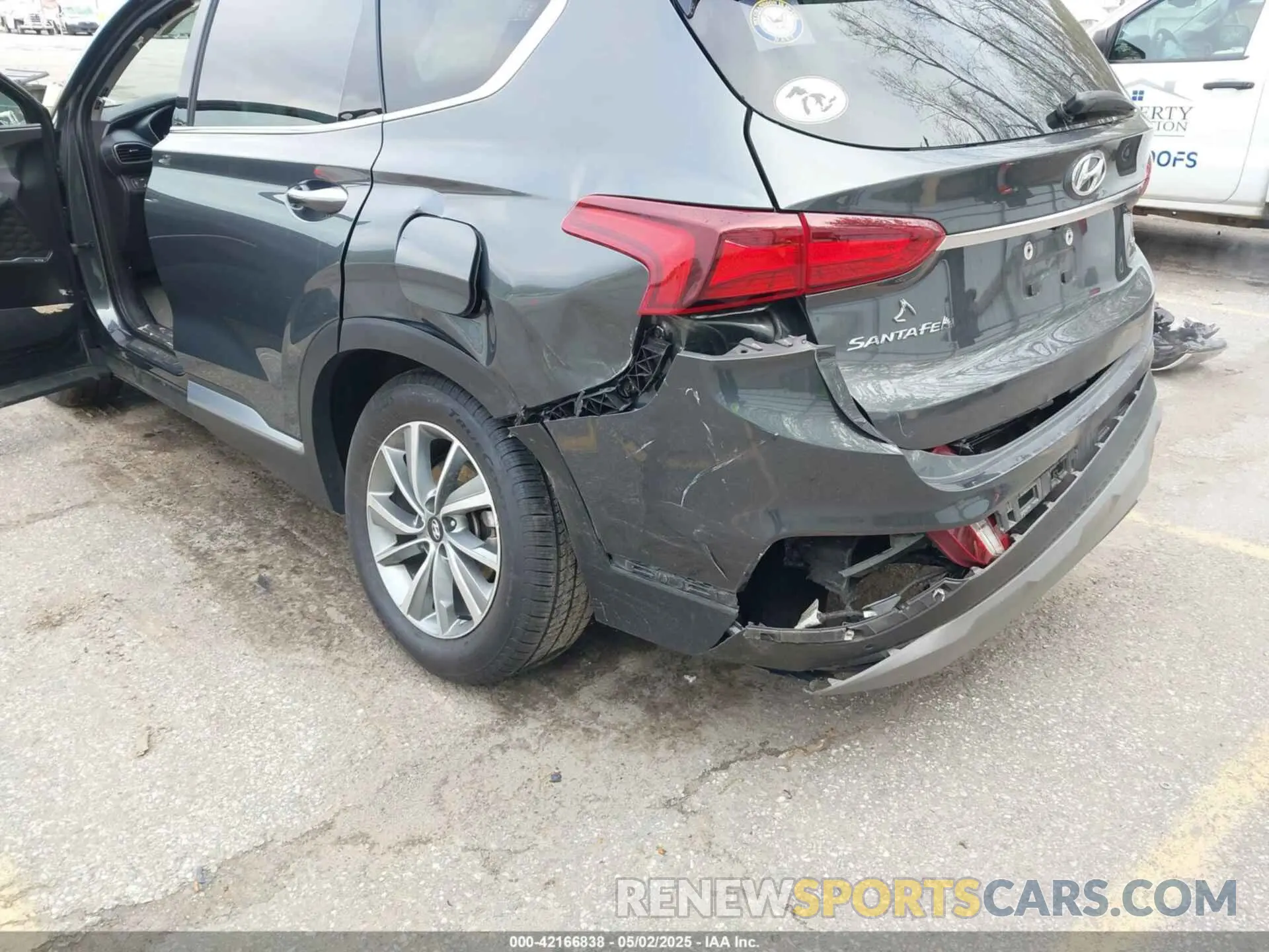 6 Photograph of a damaged car 5NMS5CAD5KH065720 HYUNDAI SANTA FE 2019