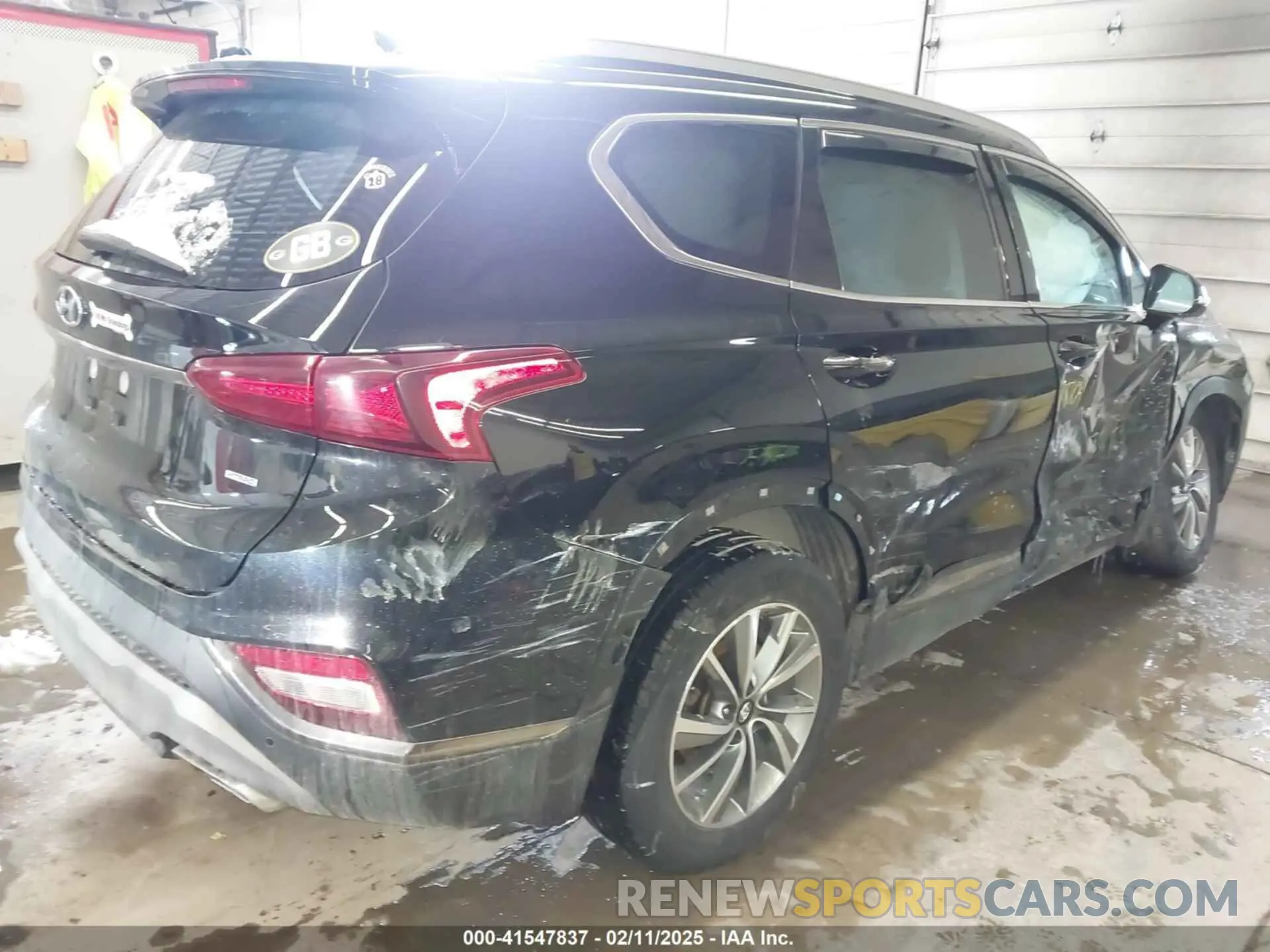 4 Photograph of a damaged car 5NMS5CAD6KH012752 HYUNDAI SANTA FE 2019