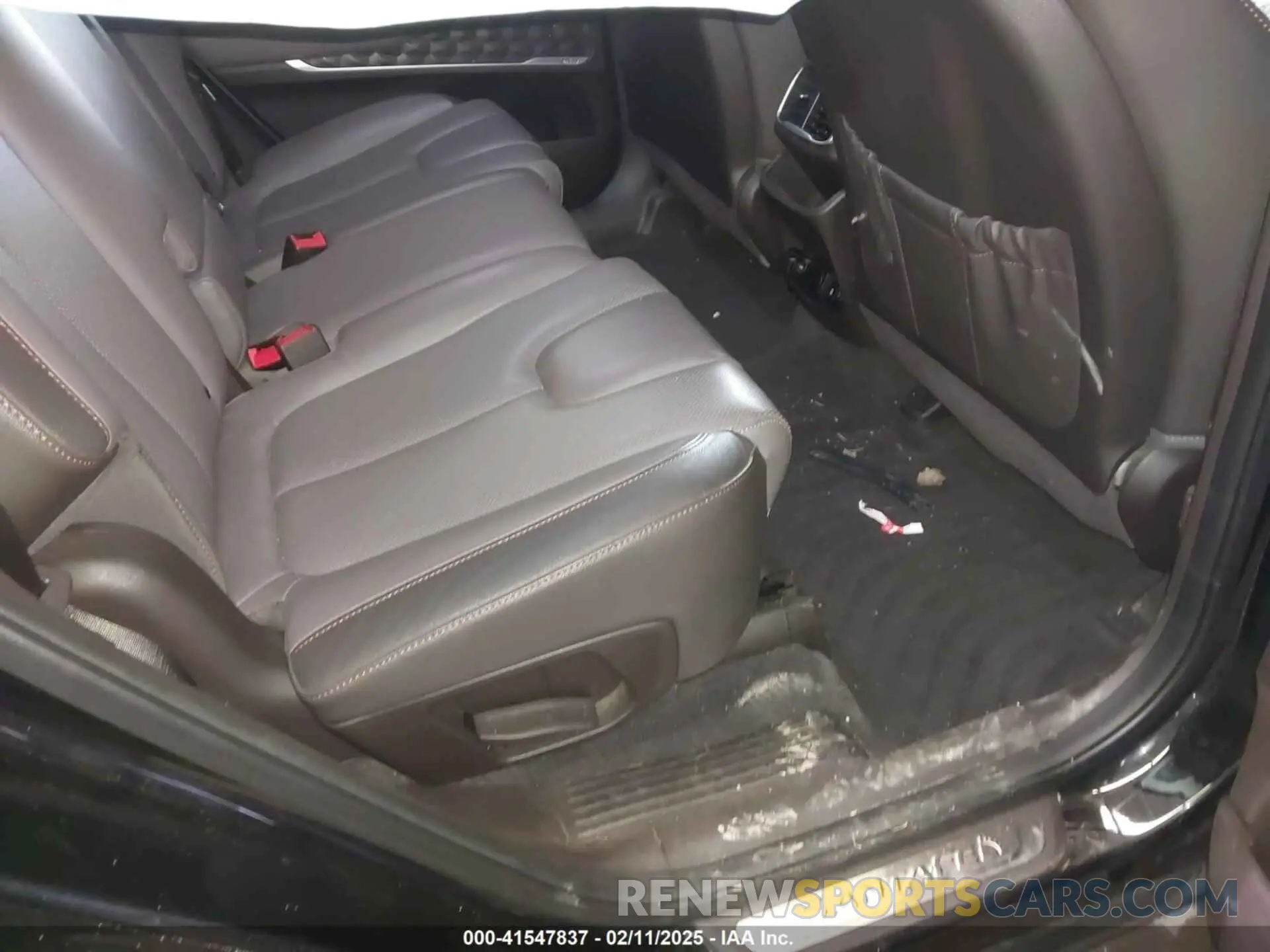 8 Photograph of a damaged car 5NMS5CAD6KH012752 HYUNDAI SANTA FE 2019