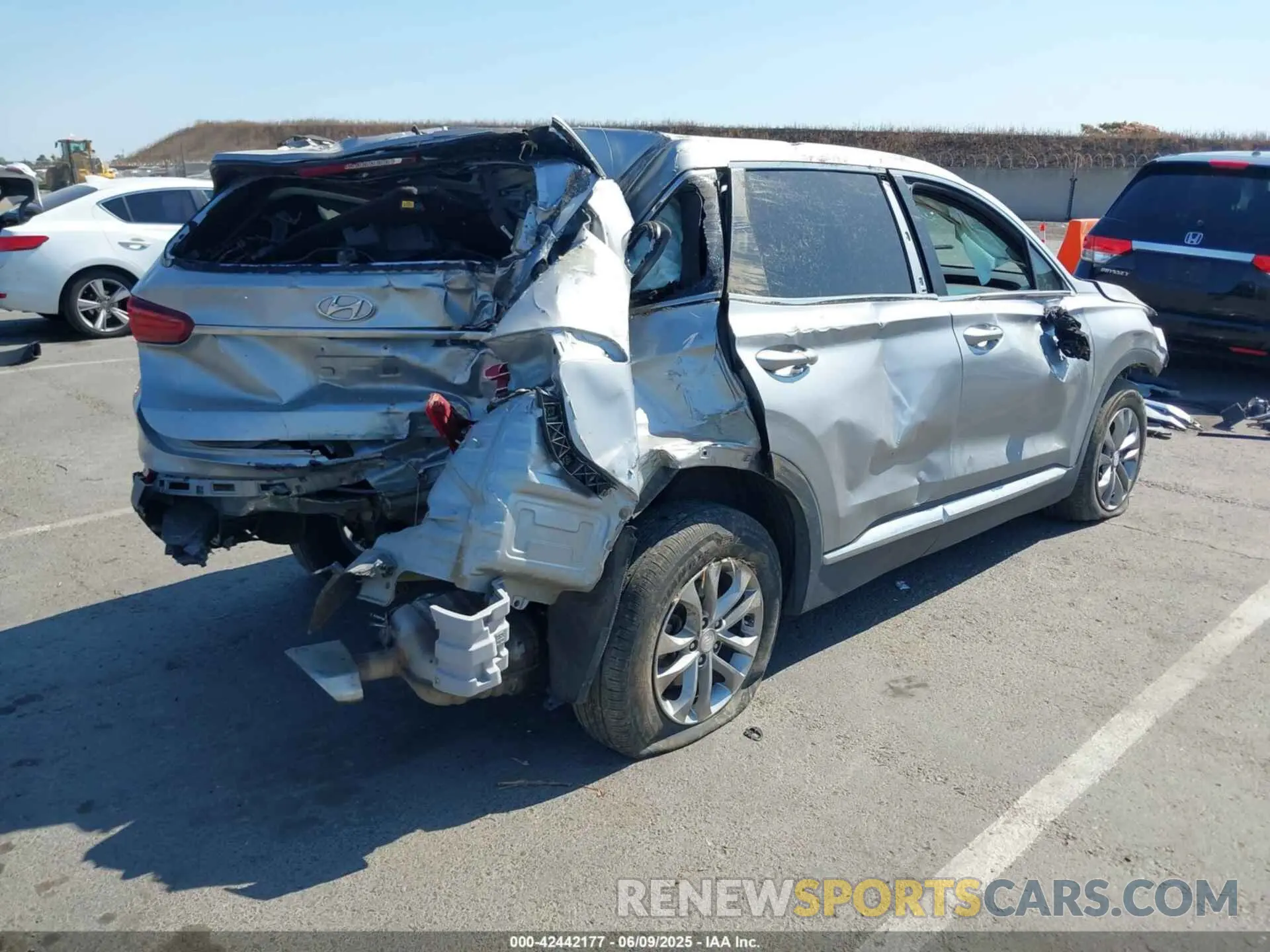 4 Photograph of a damaged car 5NMS2CAD1LH221326 HYUNDAI SANTA FE 2020