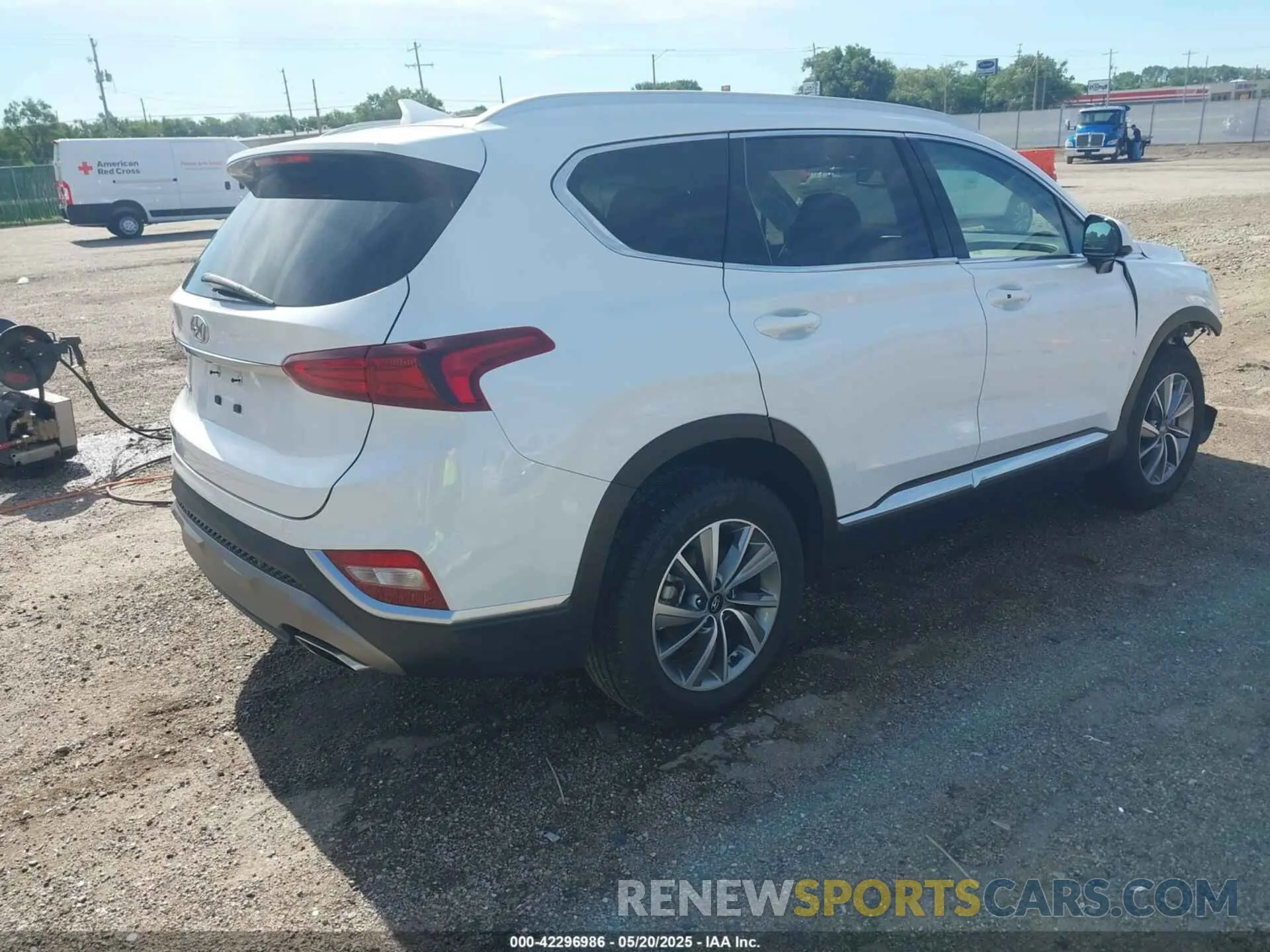 4 Photograph of a damaged car 5NMS33AD0LH235621 HYUNDAI SANTA FE 2020