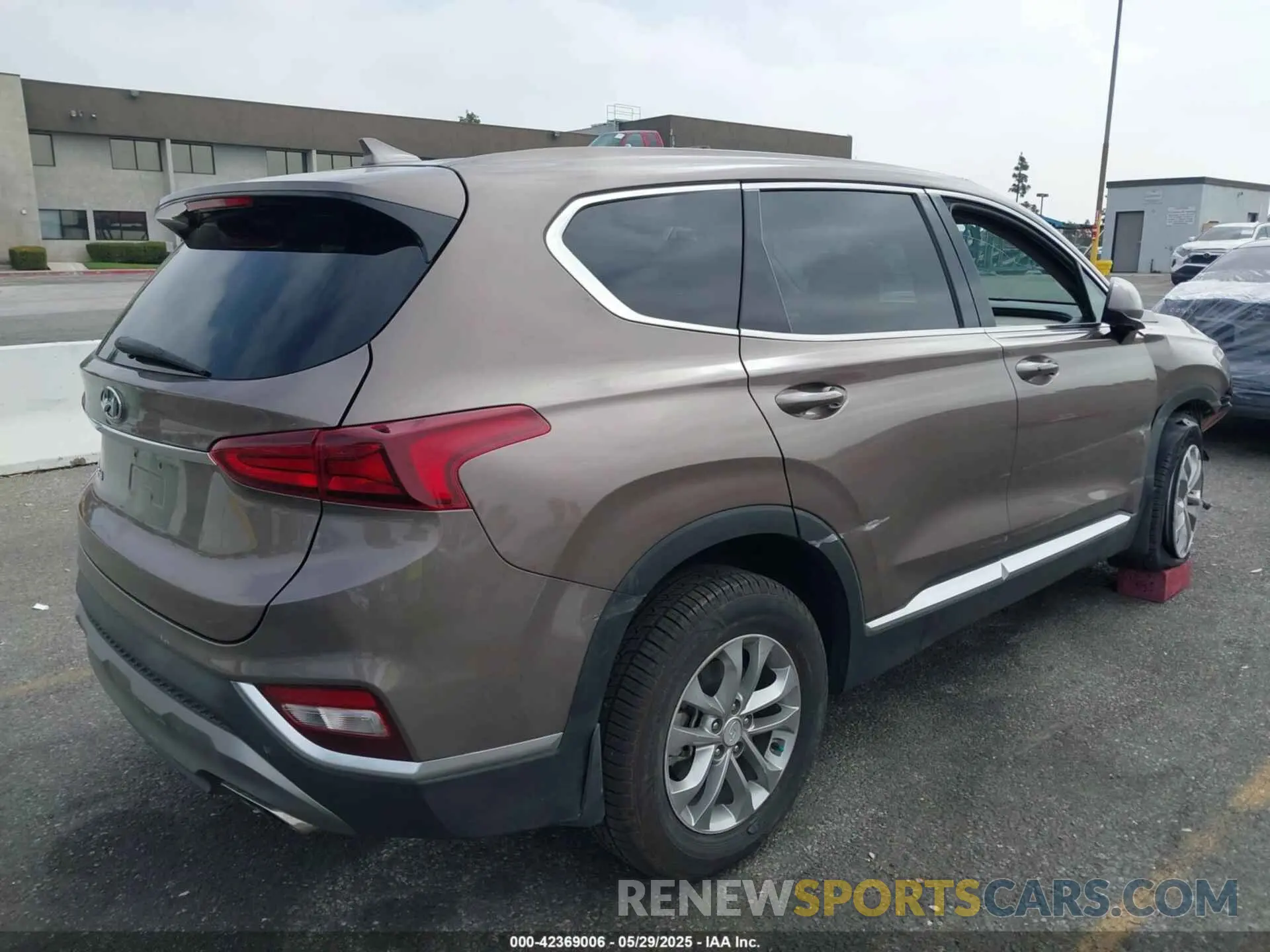 4 Photograph of a damaged car 5NMS33AD1LH222098 HYUNDAI SANTA FE 2020
