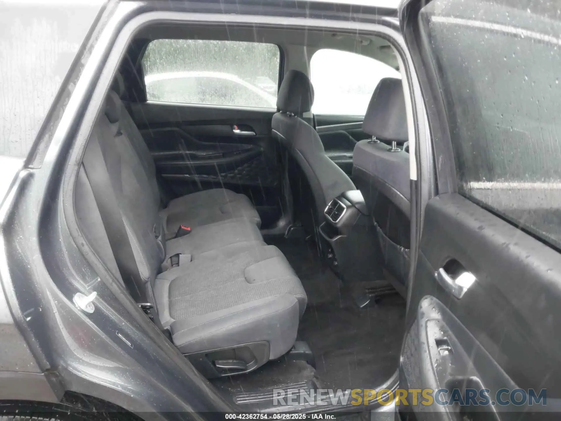 8 Photograph of a damaged car 5NMS33AD2LH261654 HYUNDAI SANTA FE 2020