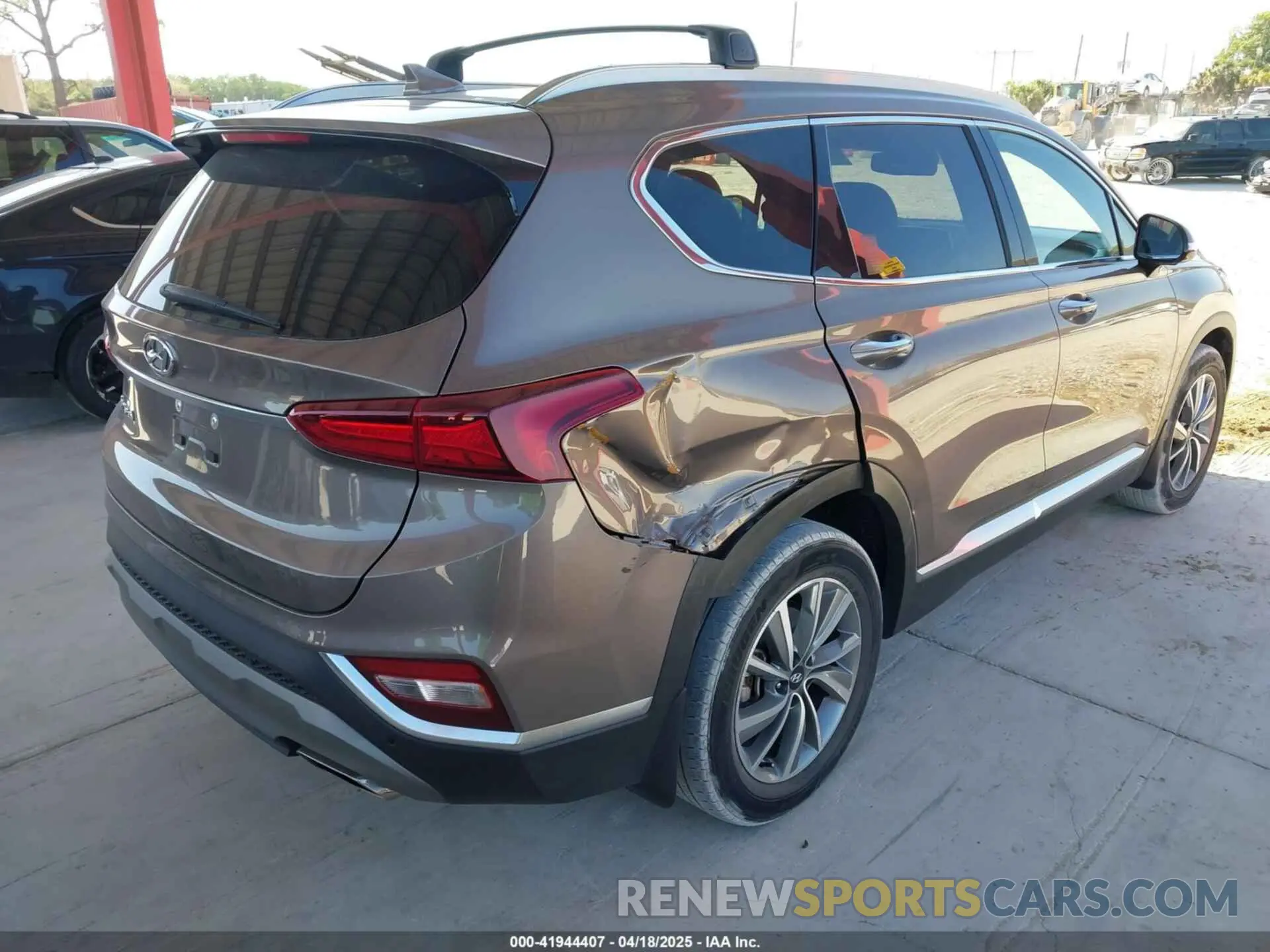 4 Photograph of a damaged car 5NMS33AD5LH222122 HYUNDAI SANTA FE 2020