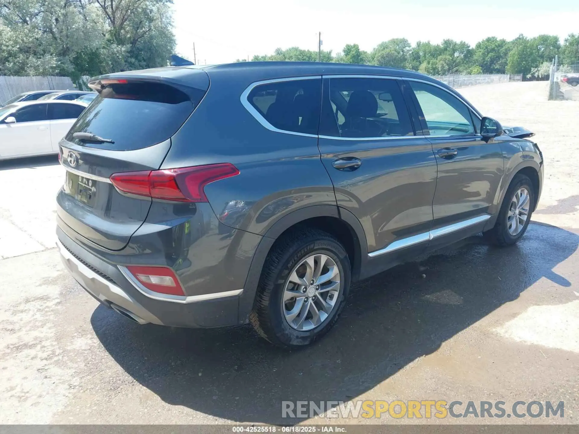 4 Photograph of a damaged car 5NMS33AD6LH138634 HYUNDAI SANTA FE 2020