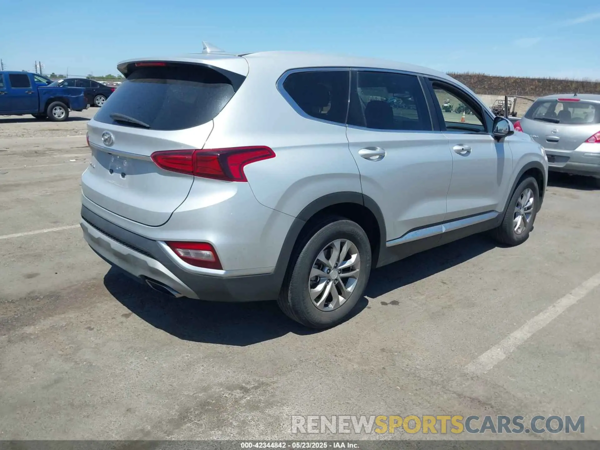 4 Photograph of a damaged car 5NMS33AD8LH169805 HYUNDAI SANTA FE 2020