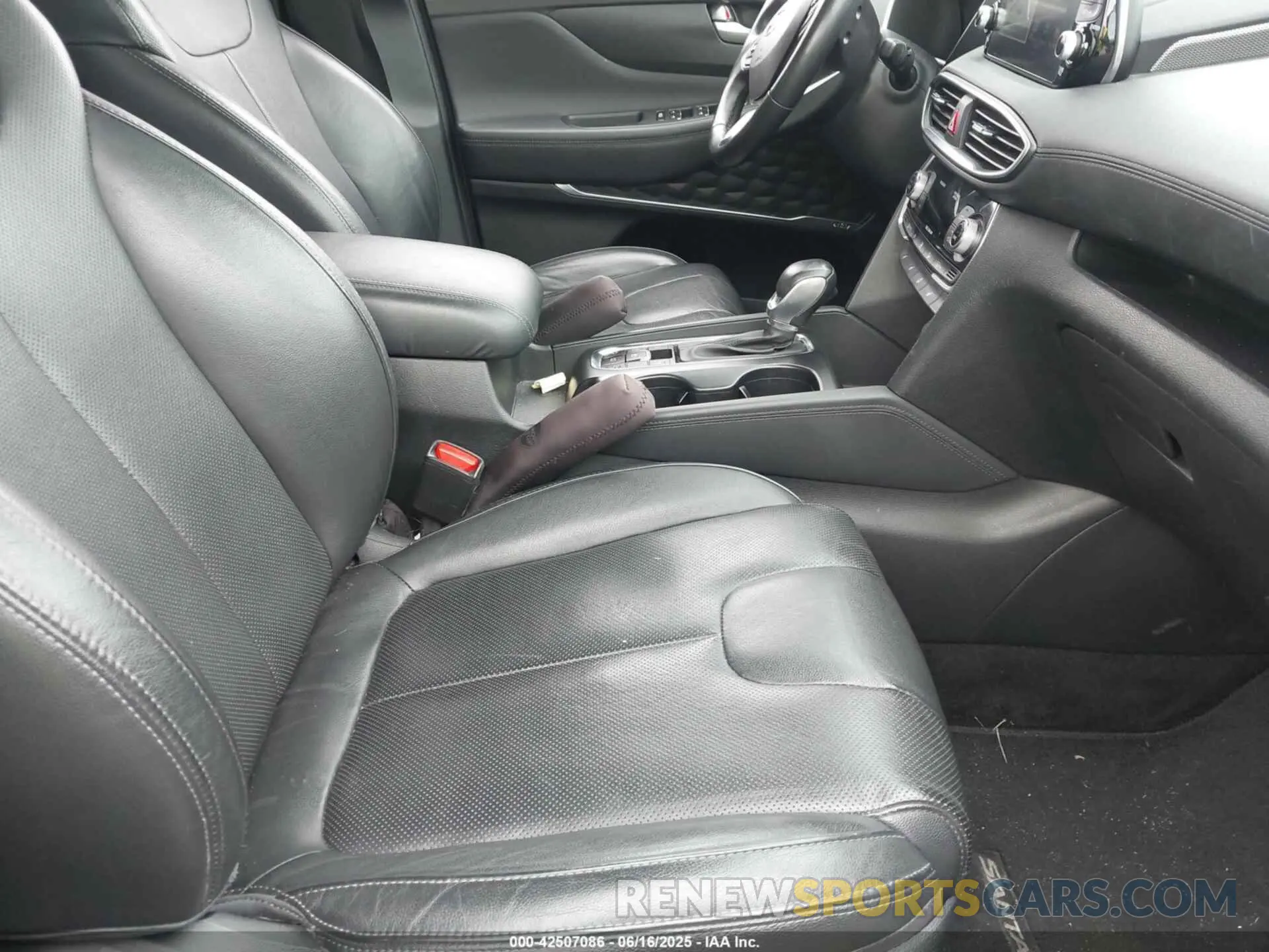 5 Photograph of a damaged car 5NMS5CAD4LH207587 HYUNDAI SANTA FE 2020