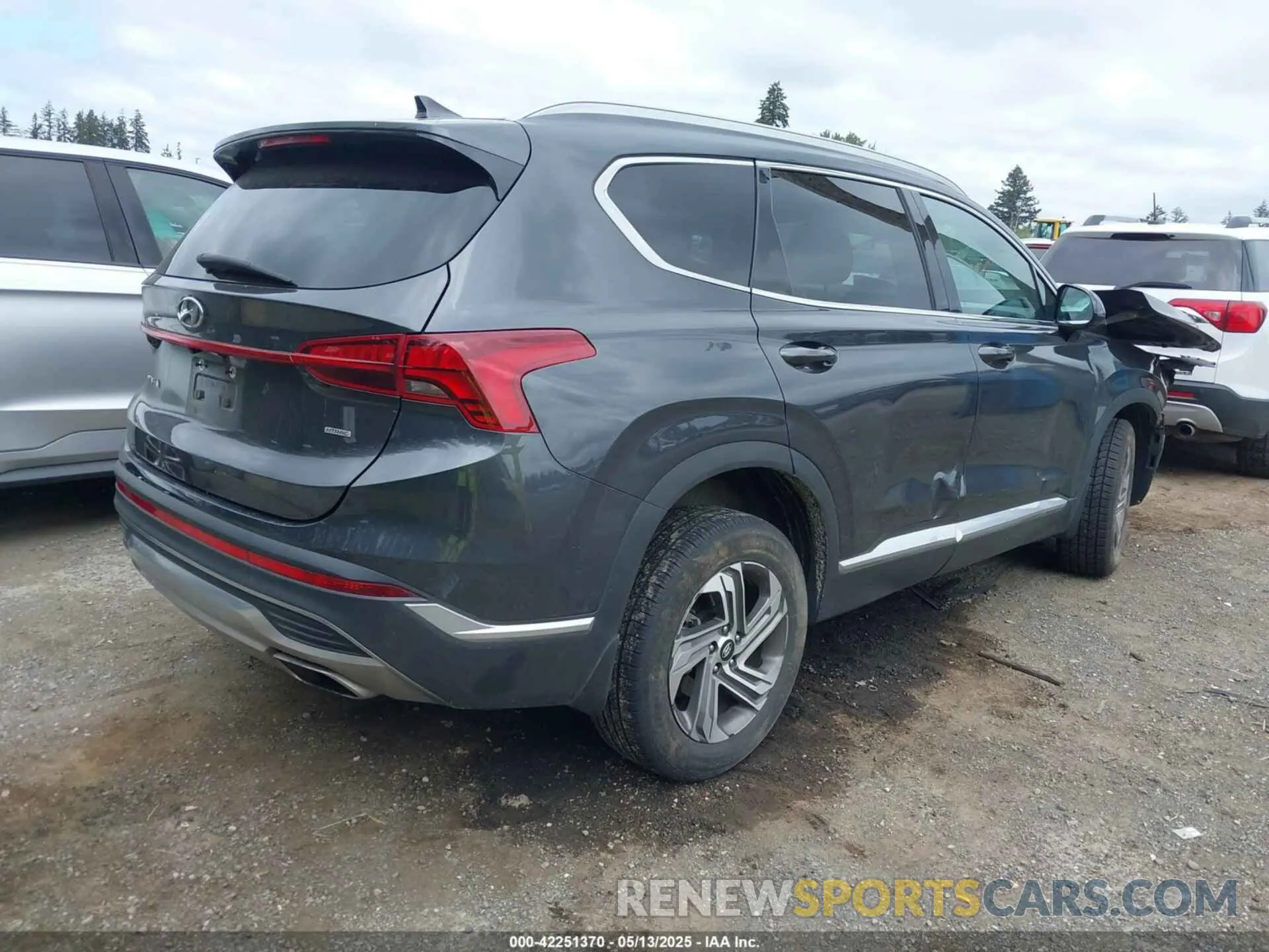 4 Photograph of a damaged car 5NMS2DAJXMH339730 HYUNDAI SANTA FE 2021