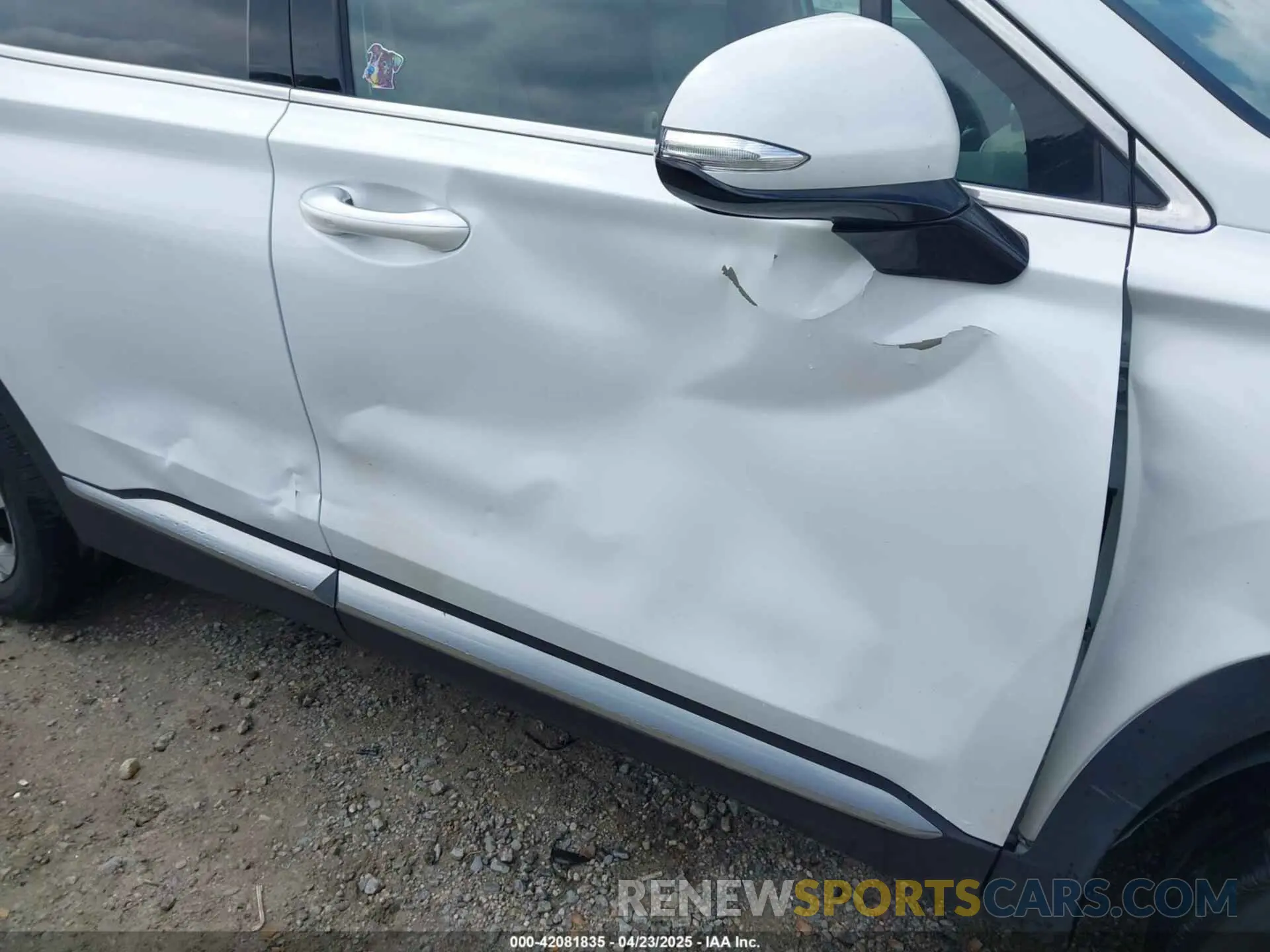 17 Photograph of a damaged car 5NMS6DAJ4NH421815 HYUNDAI SANTA FE 2022