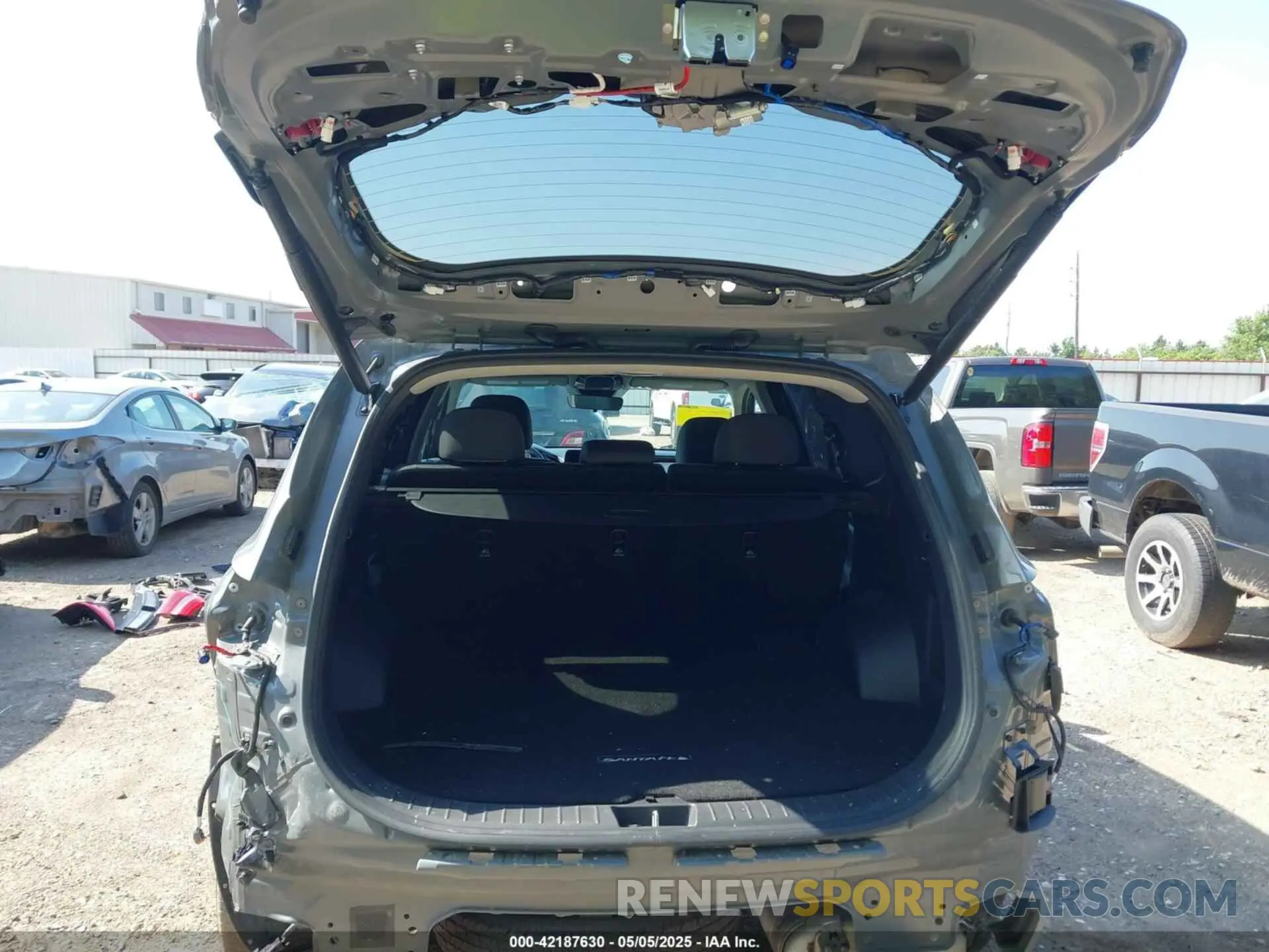 18 Photograph of a damaged car 5NMS24AJ0PH494193 HYUNDAI SANTA FE 2023