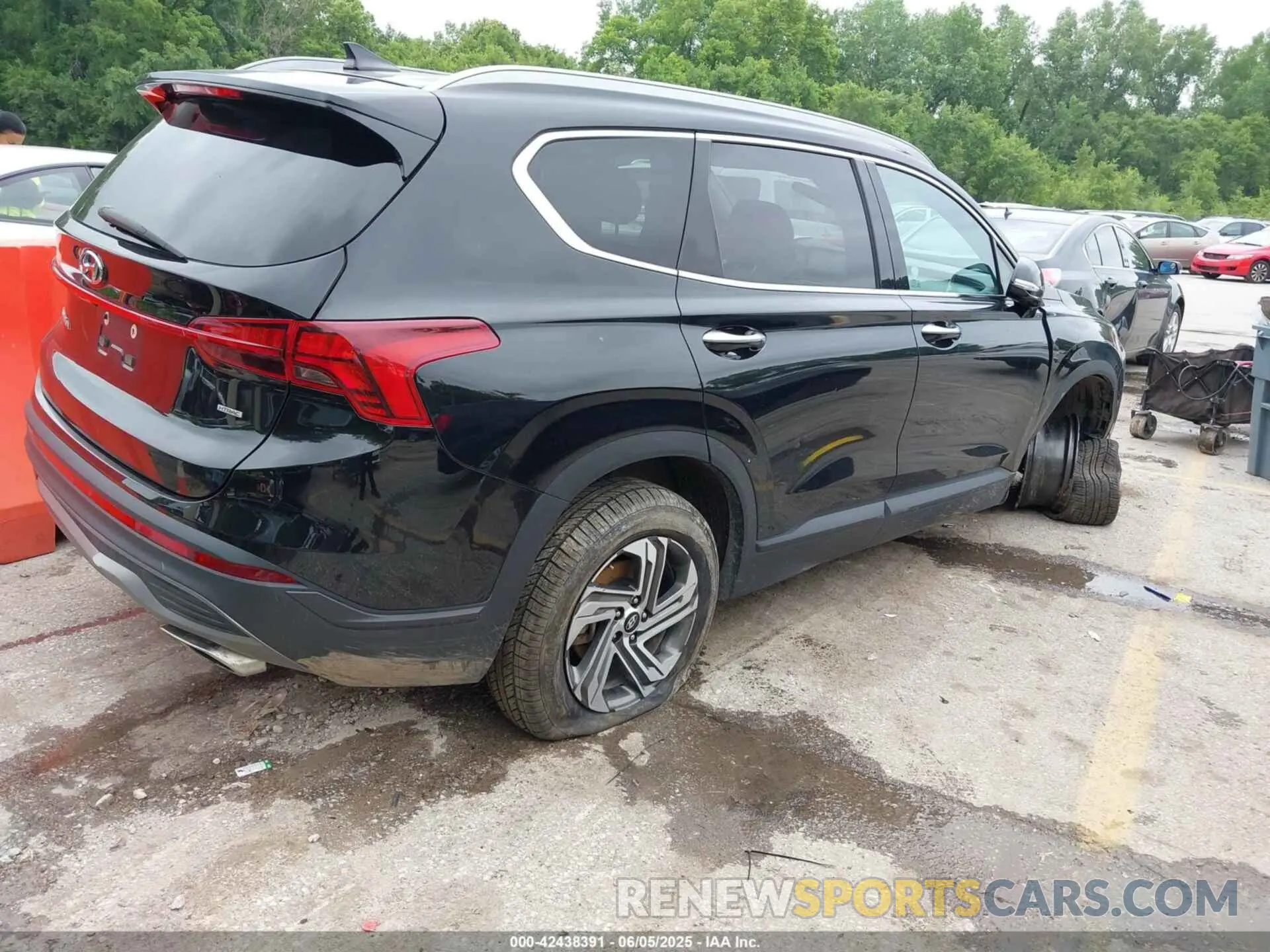 4 Photograph of a damaged car 5NMS2DAJ1PH543952 HYUNDAI SANTA FE 2023
