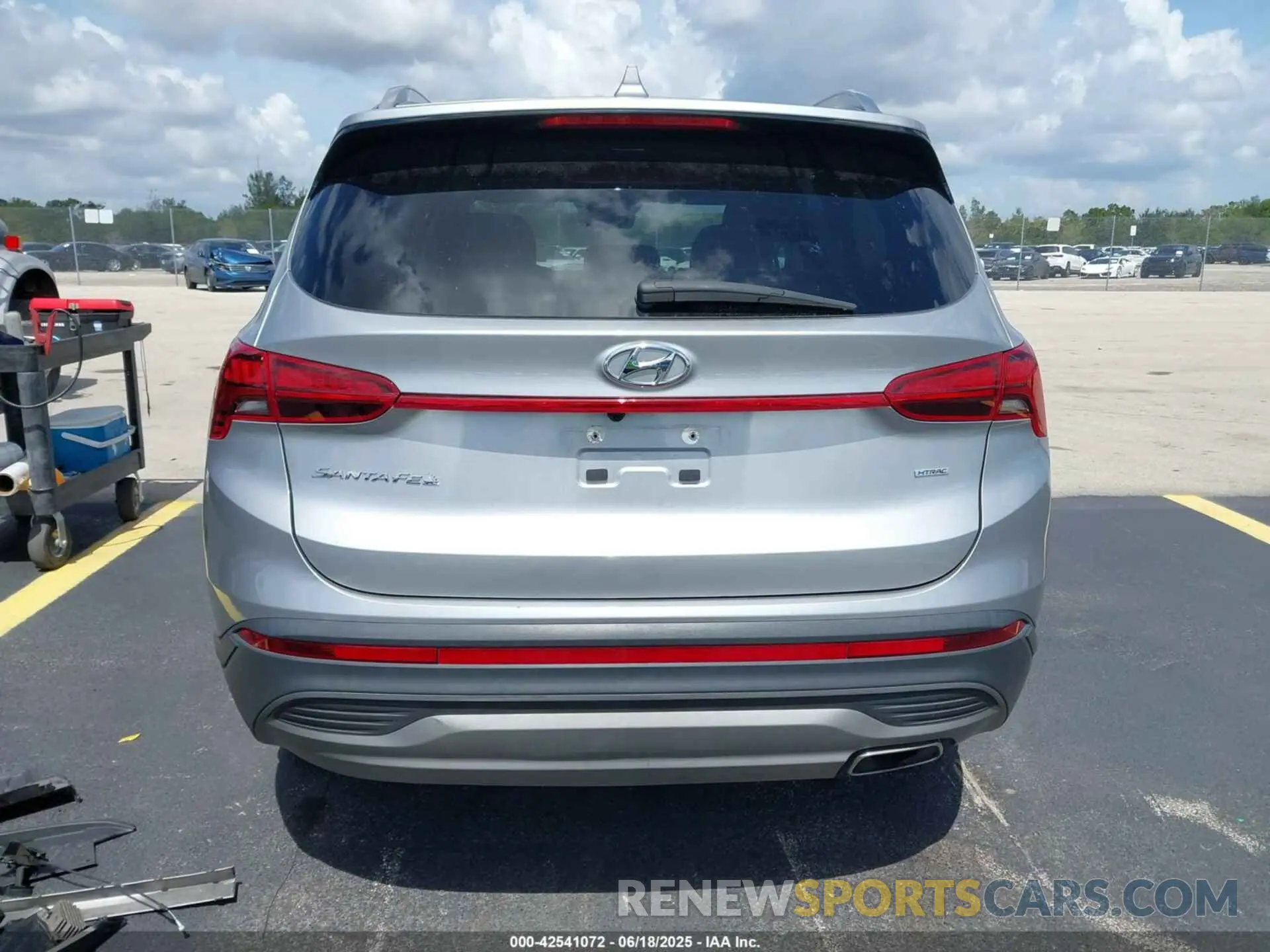 17 Photograph of a damaged car 5NMS2DAJ3PH585832 HYUNDAI SANTA FE 2023