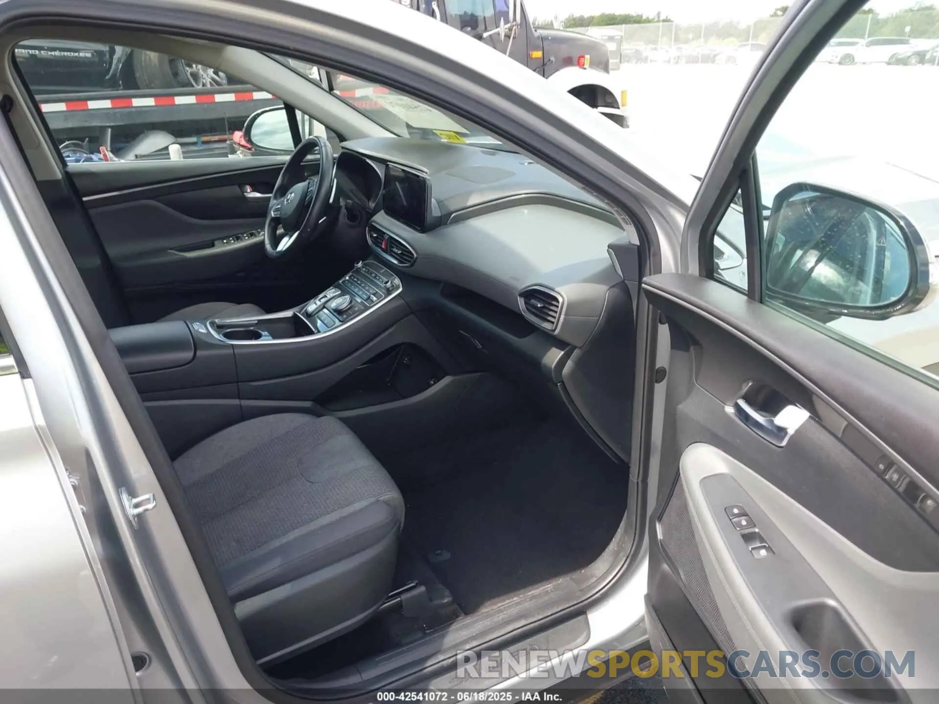 5 Photograph of a damaged car 5NMS2DAJ3PH585832 HYUNDAI SANTA FE 2023