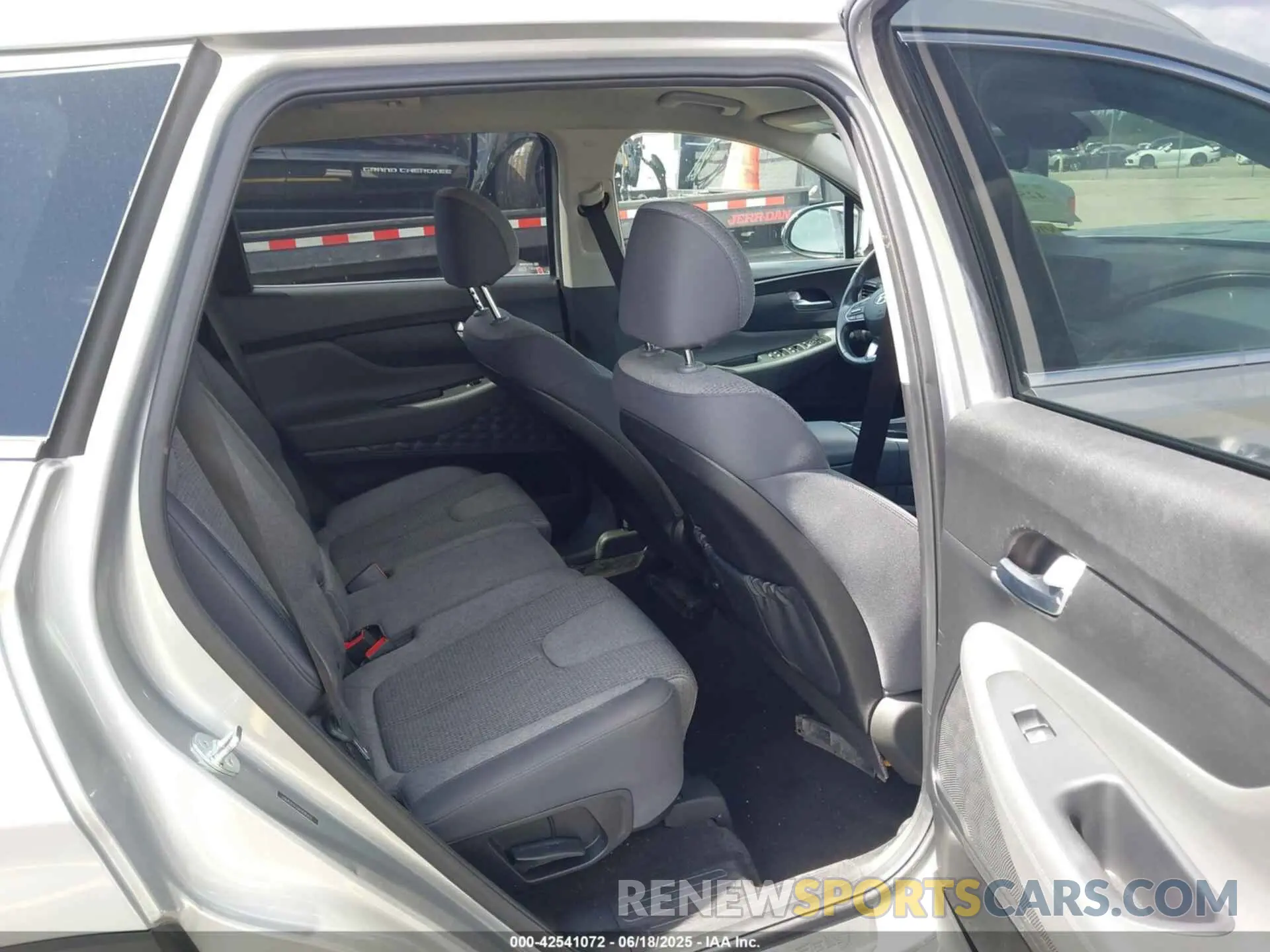 8 Photograph of a damaged car 5NMS2DAJ3PH585832 HYUNDAI SANTA FE 2023