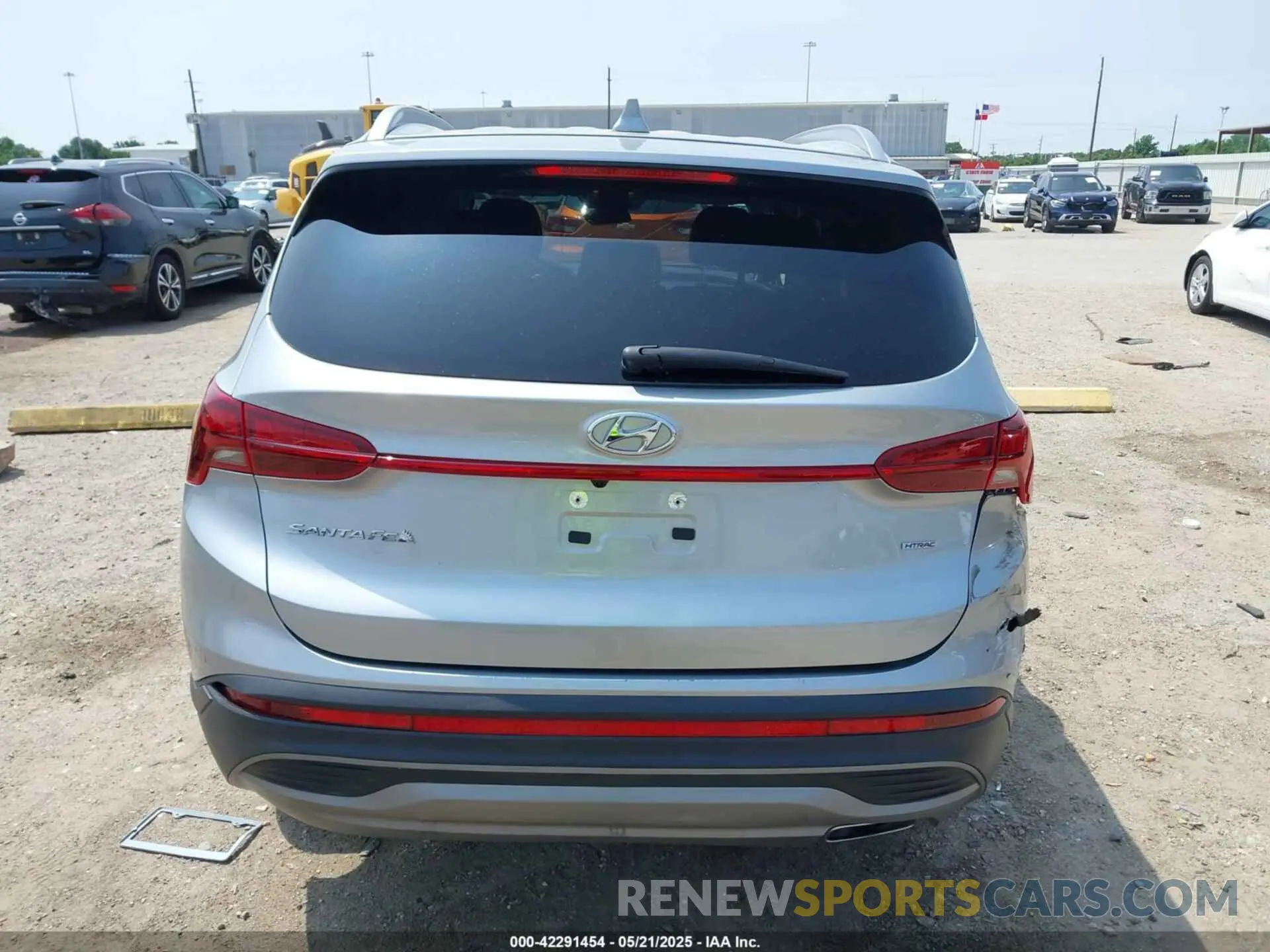 17 Photograph of a damaged car 5NMS2DAJ8PH628240 HYUNDAI SANTA FE 2023
