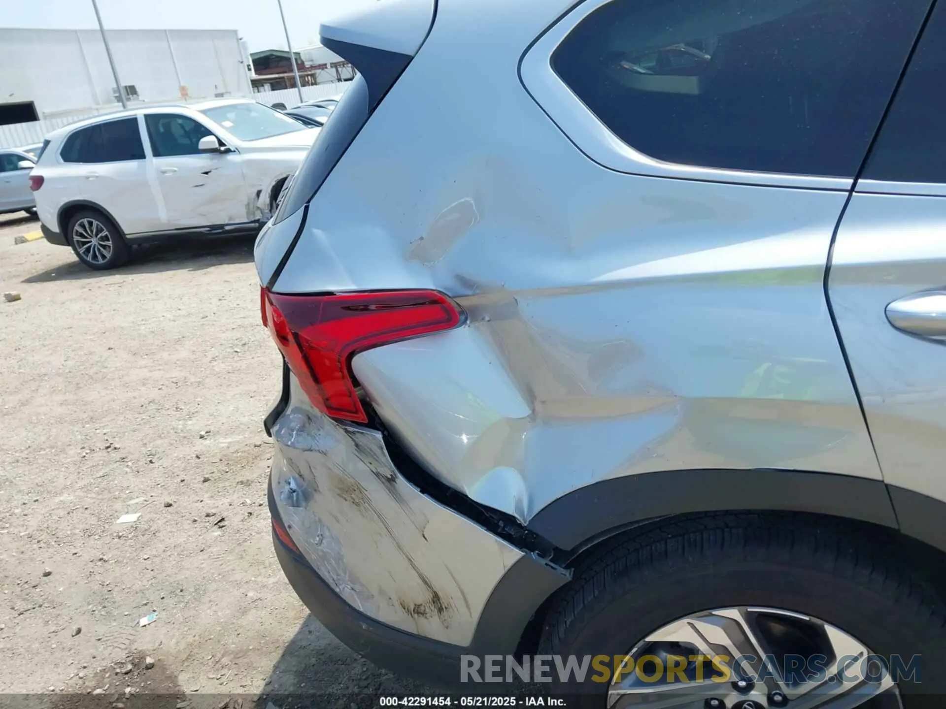 18 Photograph of a damaged car 5NMS2DAJ8PH628240 HYUNDAI SANTA FE 2023