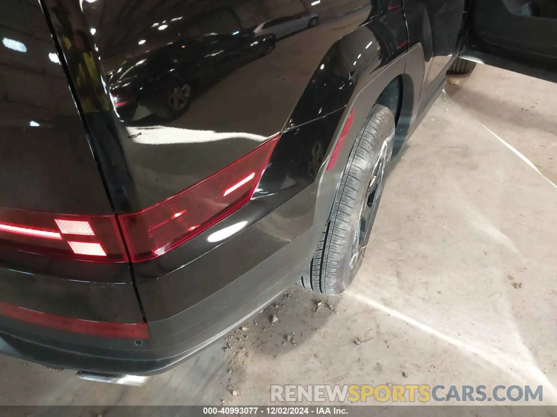 12 Photograph of a damaged car 5NMP24GL5RH007118 HYUNDAI SANTA FE 2024