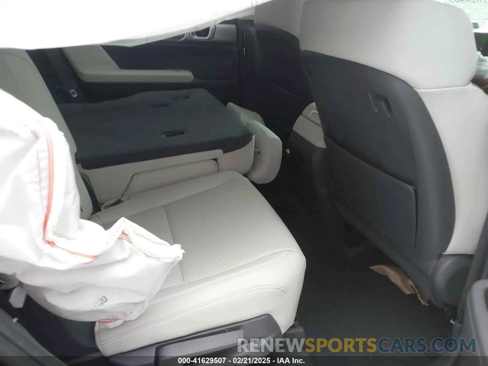 8 Photograph of a damaged car 5NMP2DGL0RH009181 HYUNDAI SANTA FE 2024