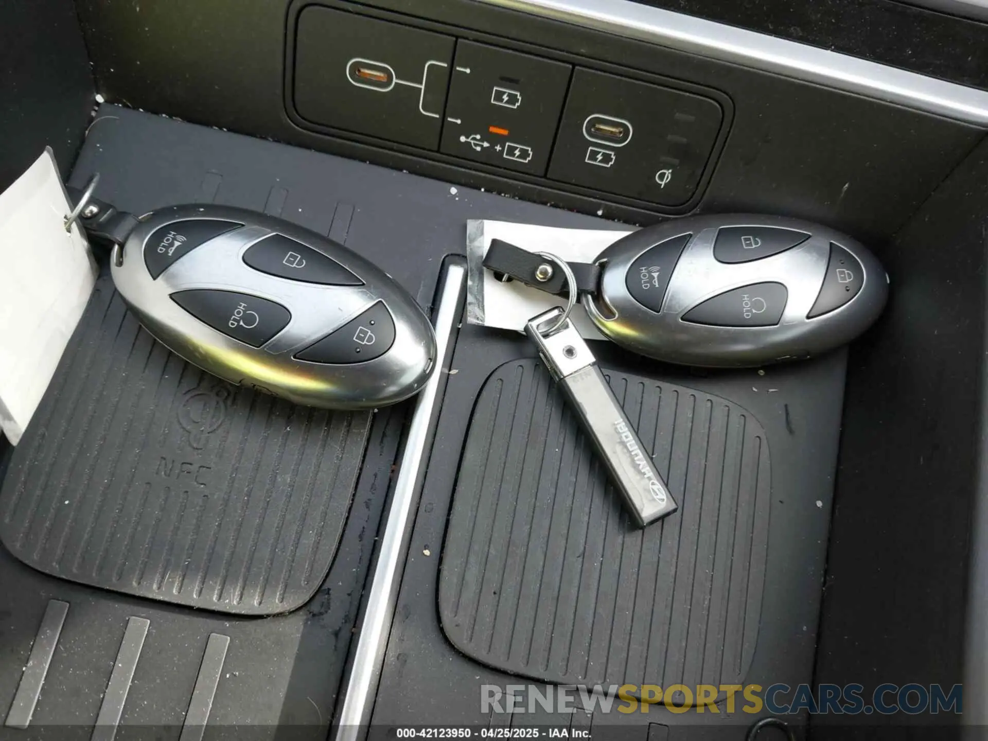 11 Photograph of a damaged car 5NMP3DGL2RH015996 HYUNDAI SANTA FE 2024