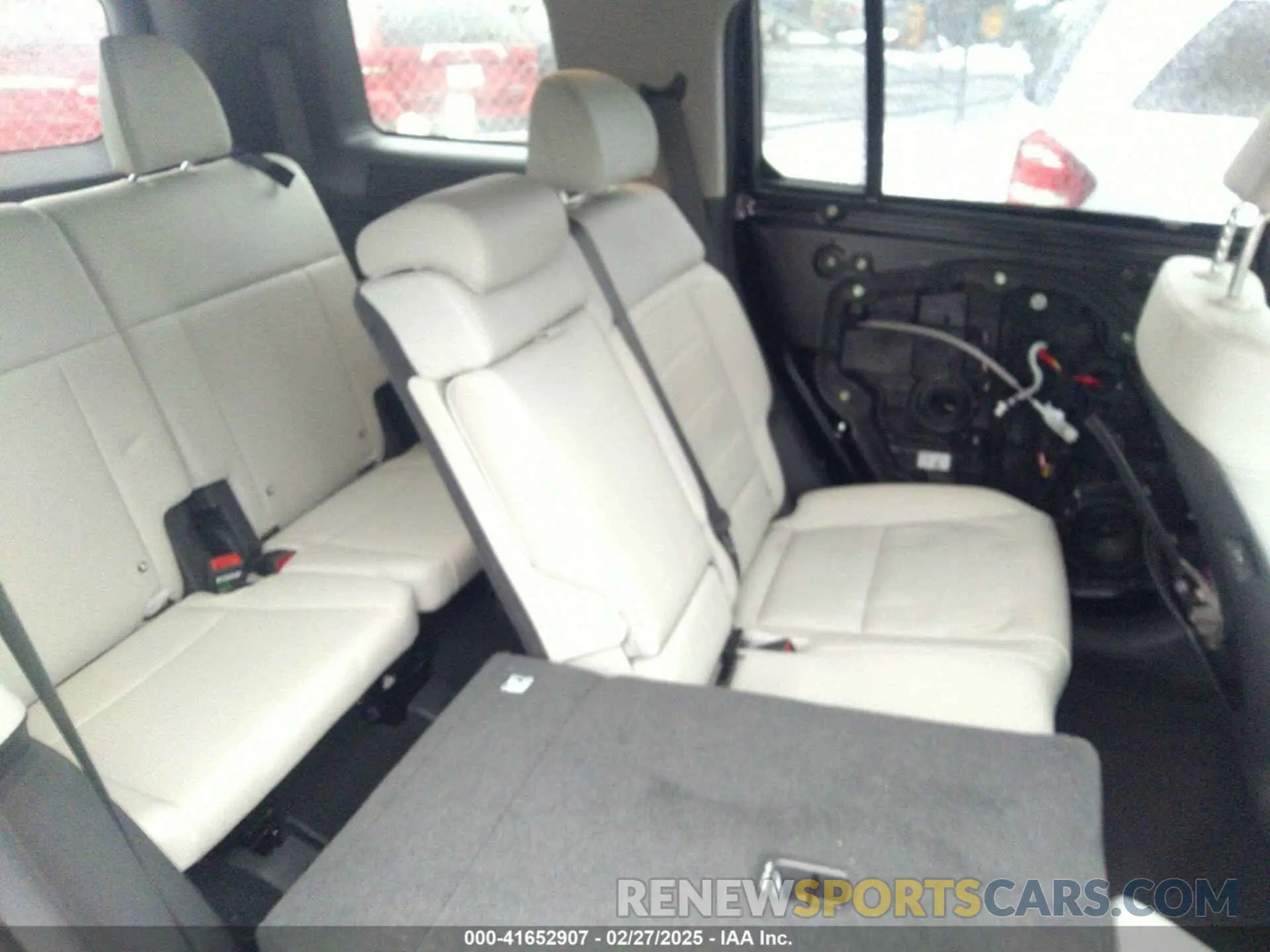 8 Photograph of a damaged car 5NMP4DGL2RH008639 HYUNDAI SANTA FE 2024