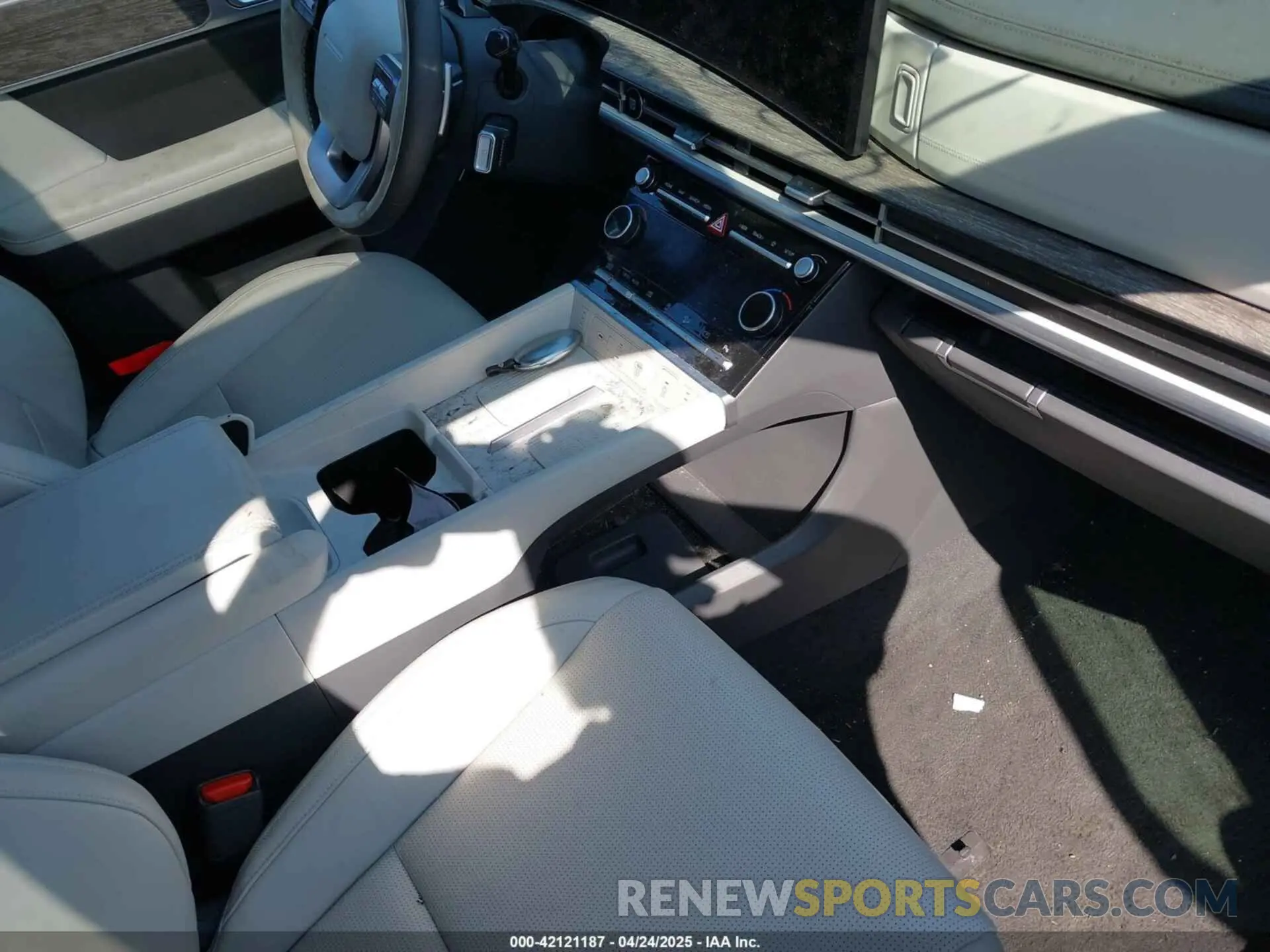 5 Photograph of a damaged car 5NMP5DGL5RH054141 HYUNDAI SANTA FE 2024