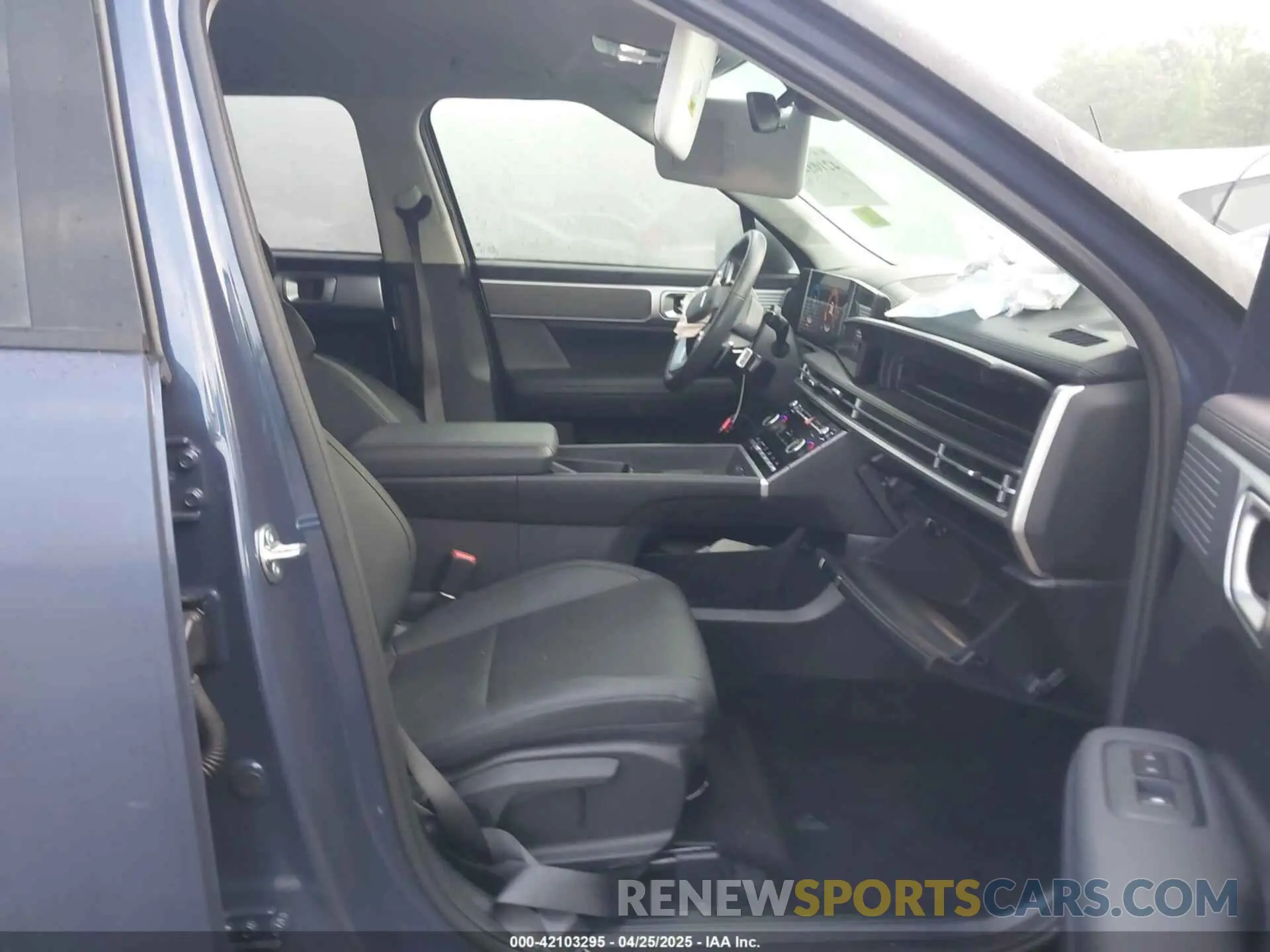 5 Photograph of a damaged car 5NMP24GL0SH085943 HYUNDAI SANTA FE 2025