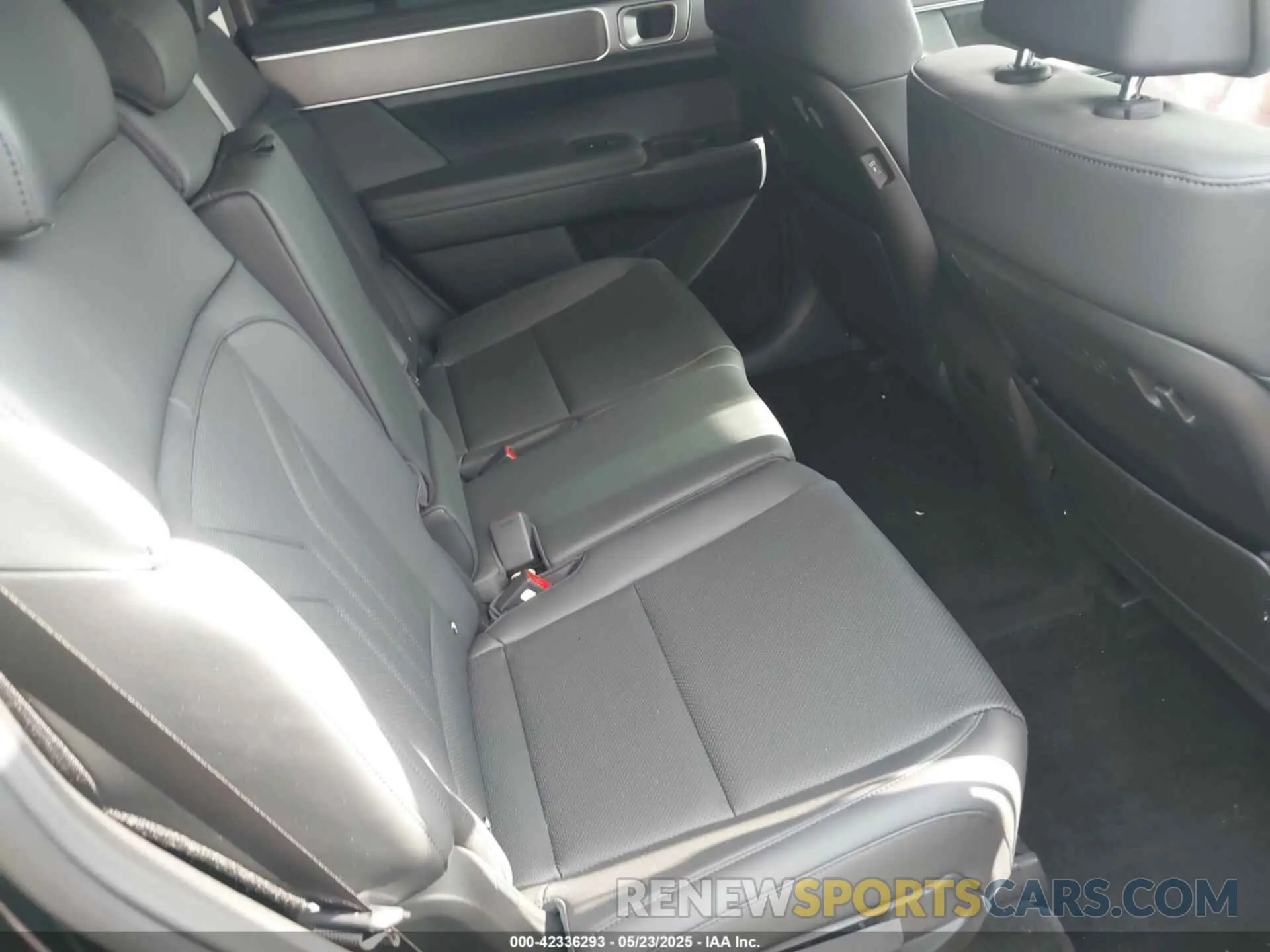 8 Photograph of a damaged car 5NMP24GL2SH134799 HYUNDAI SANTA FE 2025