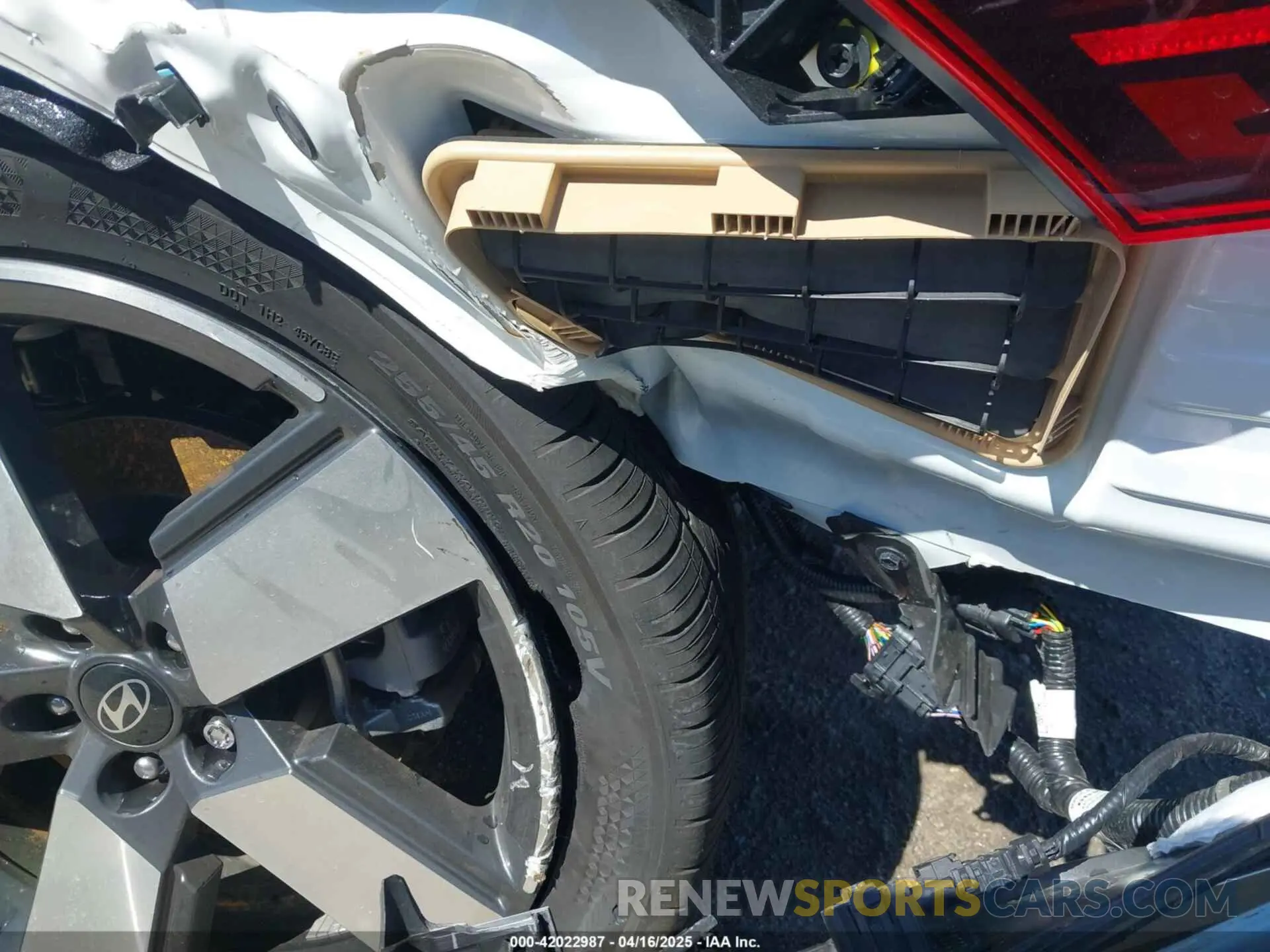 18 Photograph of a damaged car 5NMP44GL8SH085876 HYUNDAI SANTA FE 2025