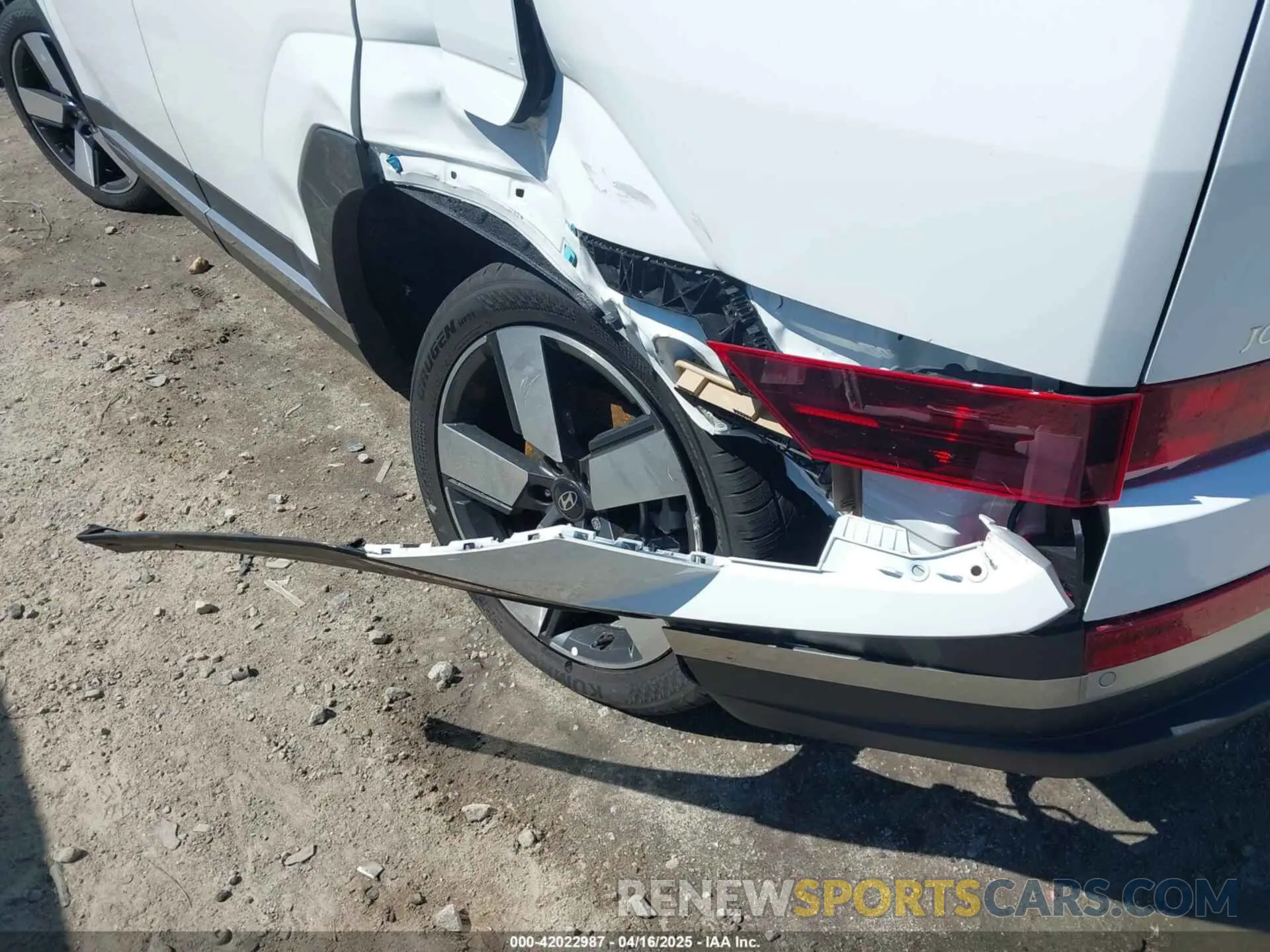 19 Photograph of a damaged car 5NMP44GL8SH085876 HYUNDAI SANTA FE 2025