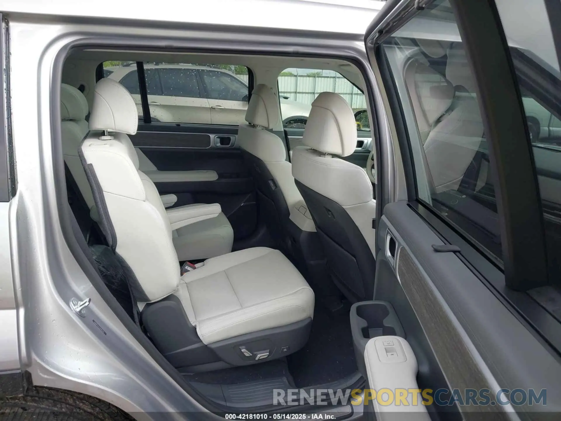 8 Photograph of a damaged car 5NMP54GL5SH071561 HYUNDAI SANTA FE 2025