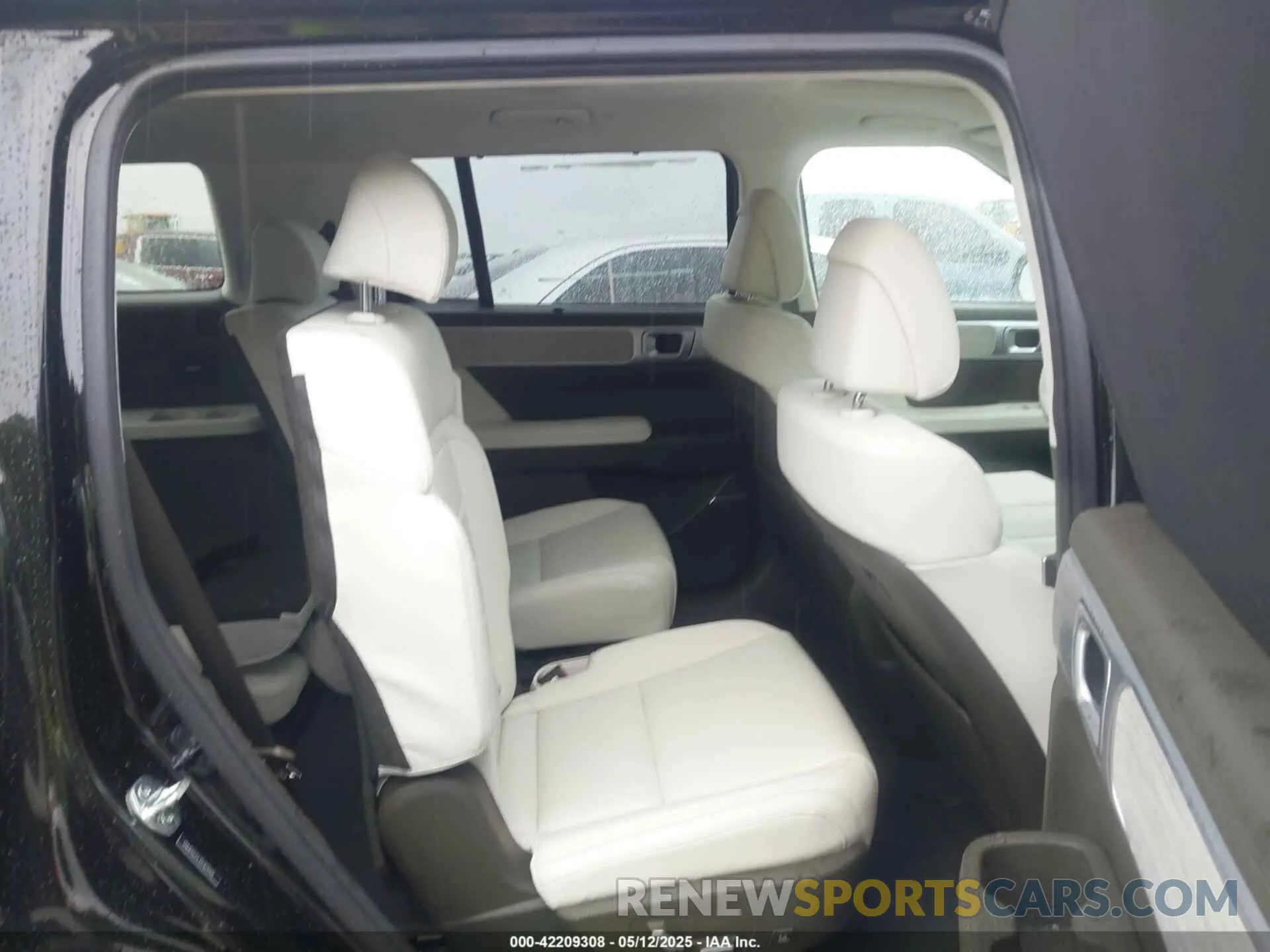 8 Photograph of a damaged car 5NMP5DGL3SH079965 HYUNDAI SANTA FE 2025