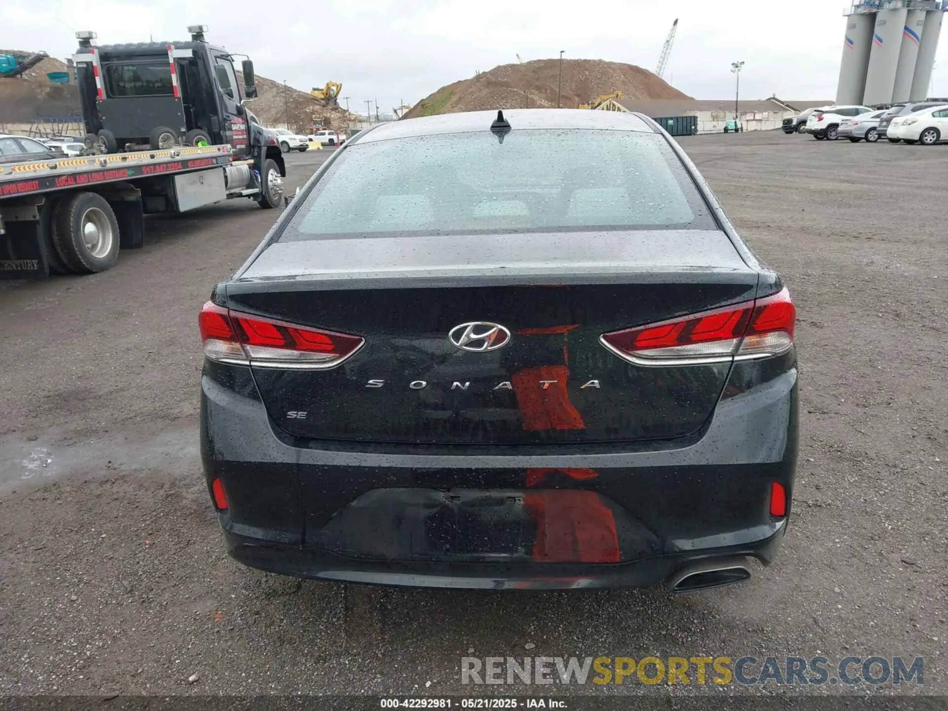 16 Photograph of a damaged car 5NPE24AF0KH735707 HYUNDAI SONATA 2019