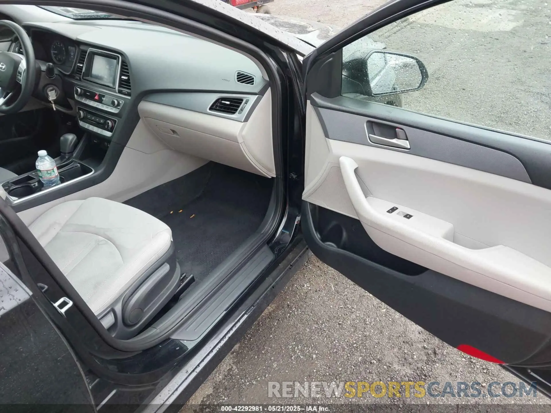 5 Photograph of a damaged car 5NPE24AF0KH735707 HYUNDAI SONATA 2019