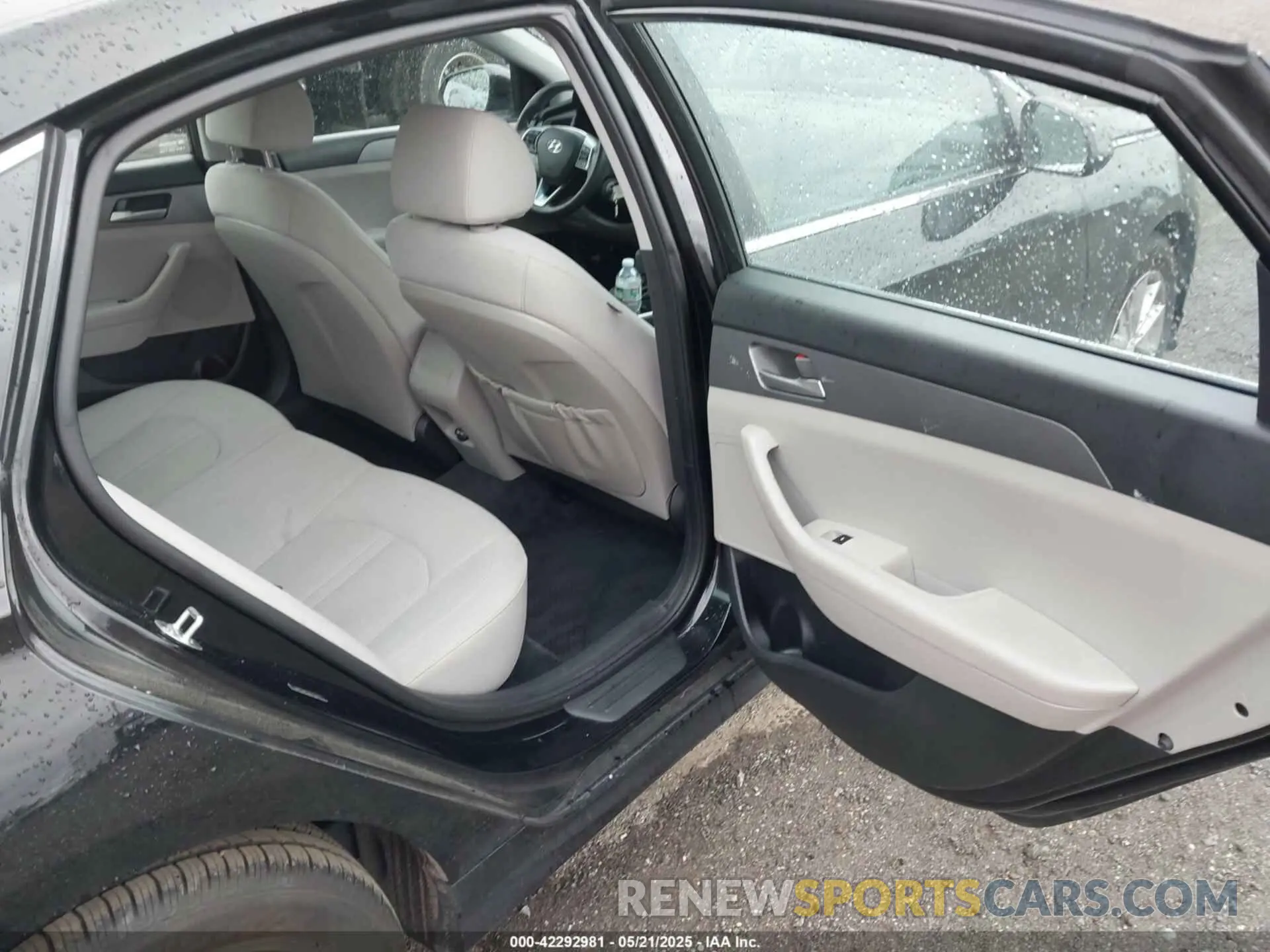 8 Photograph of a damaged car 5NPE24AF0KH735707 HYUNDAI SONATA 2019