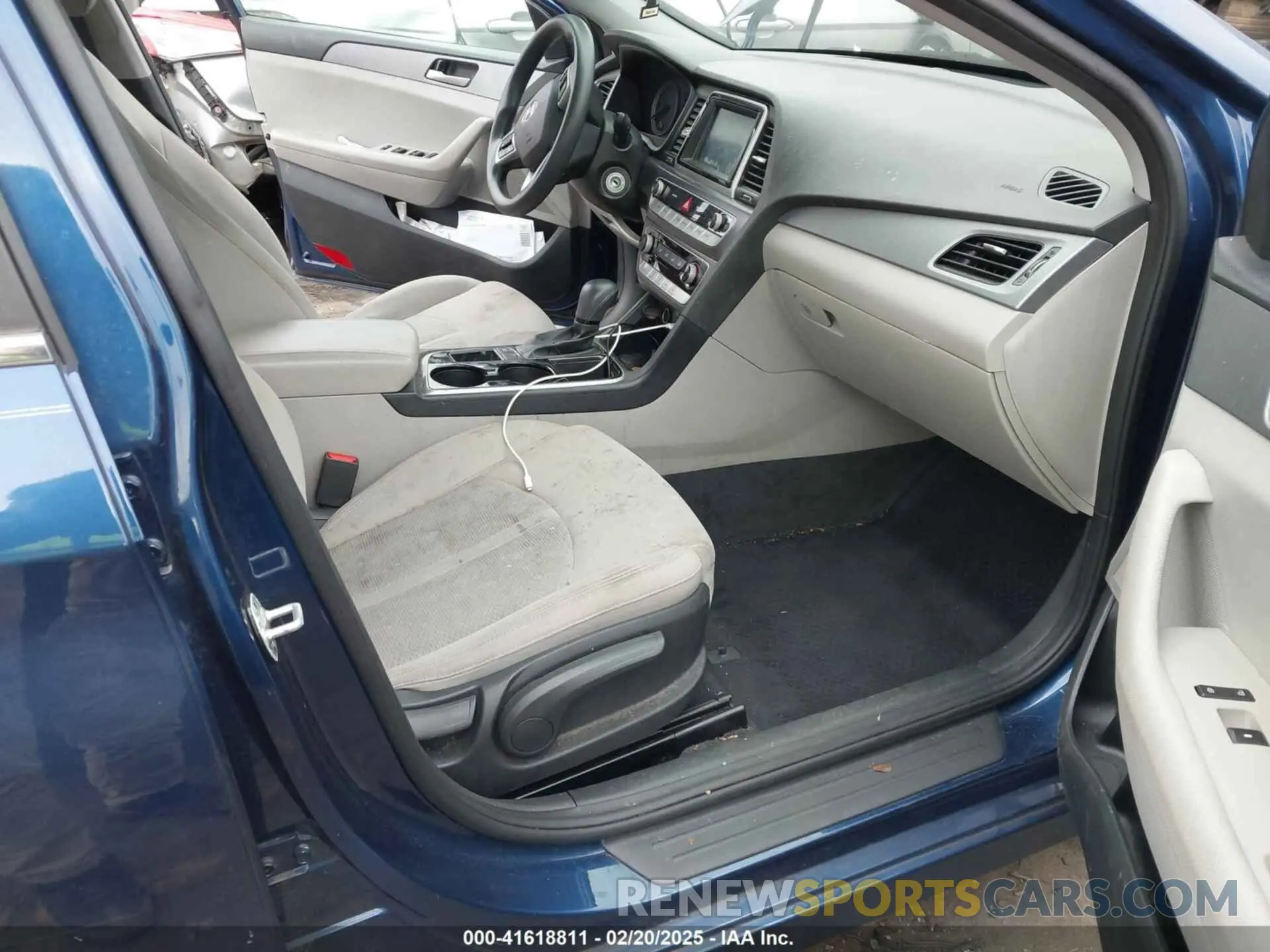5 Photograph of a damaged car 5NPE24AF0KH737313 HYUNDAI SONATA 2019