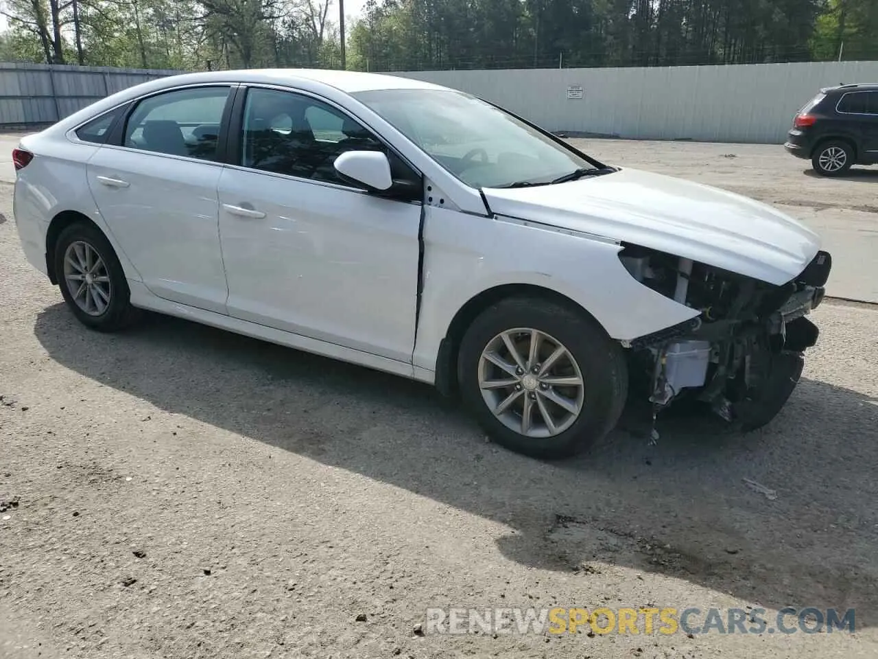 4 Photograph of a damaged car 5NPE24AF0KH752846 HYUNDAI SONATA 2019